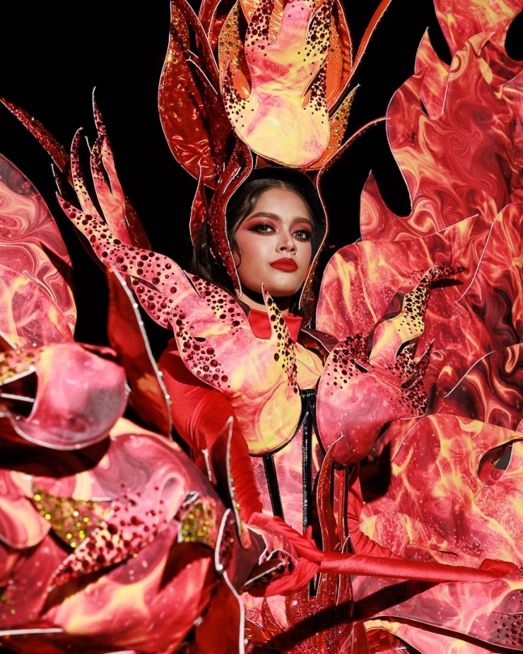 Trang phục dân tộc đa sắc màu của thí sinh Miss Universe 4 Thí sinh Guyana Chandini Baljor, 23 tuổi, trình diễn trang phục lấy cảm hứng từ hình tượng ngọn lửa.