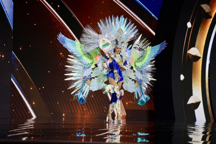 Trang phục dân tộc đa sắc màu của thí sinh Miss Universe 6 Itza Castillo đến từ Nicaragua trình diễn bộ trang đính kết, tạo hiệu ứng chuyển động. Trang phục của cô hiện nhận bảy nghìn lượt thích trên các nền tảng mạng xã hội.