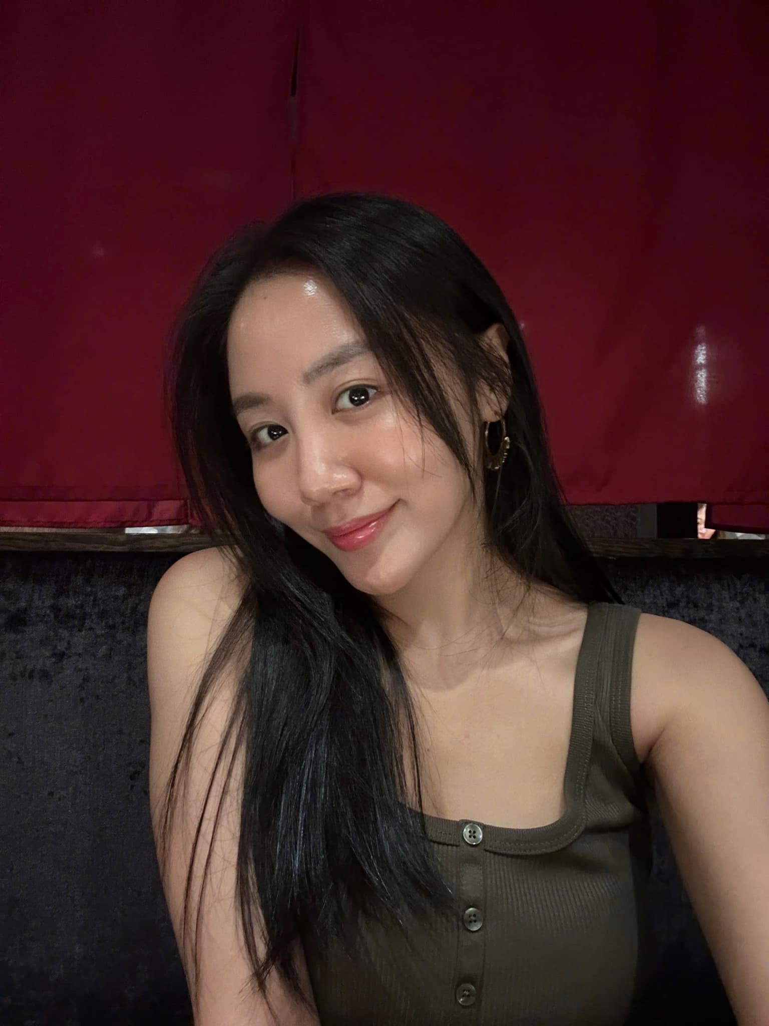 Văn Mai Hương "nạp" cho cơ thể nhiều rau xanh, củ quả và các loại trái cây tươi giàu chất xơ. Nữ ca sĩ Hà thành thường ăn bưởi, dưa hấu, nho xanh, thanh long, táo xanh... bởi không những giúp giảm cân rất tốt mà còn khiến làn da của cô được mịn màng, căng tràn sức sống hơn.