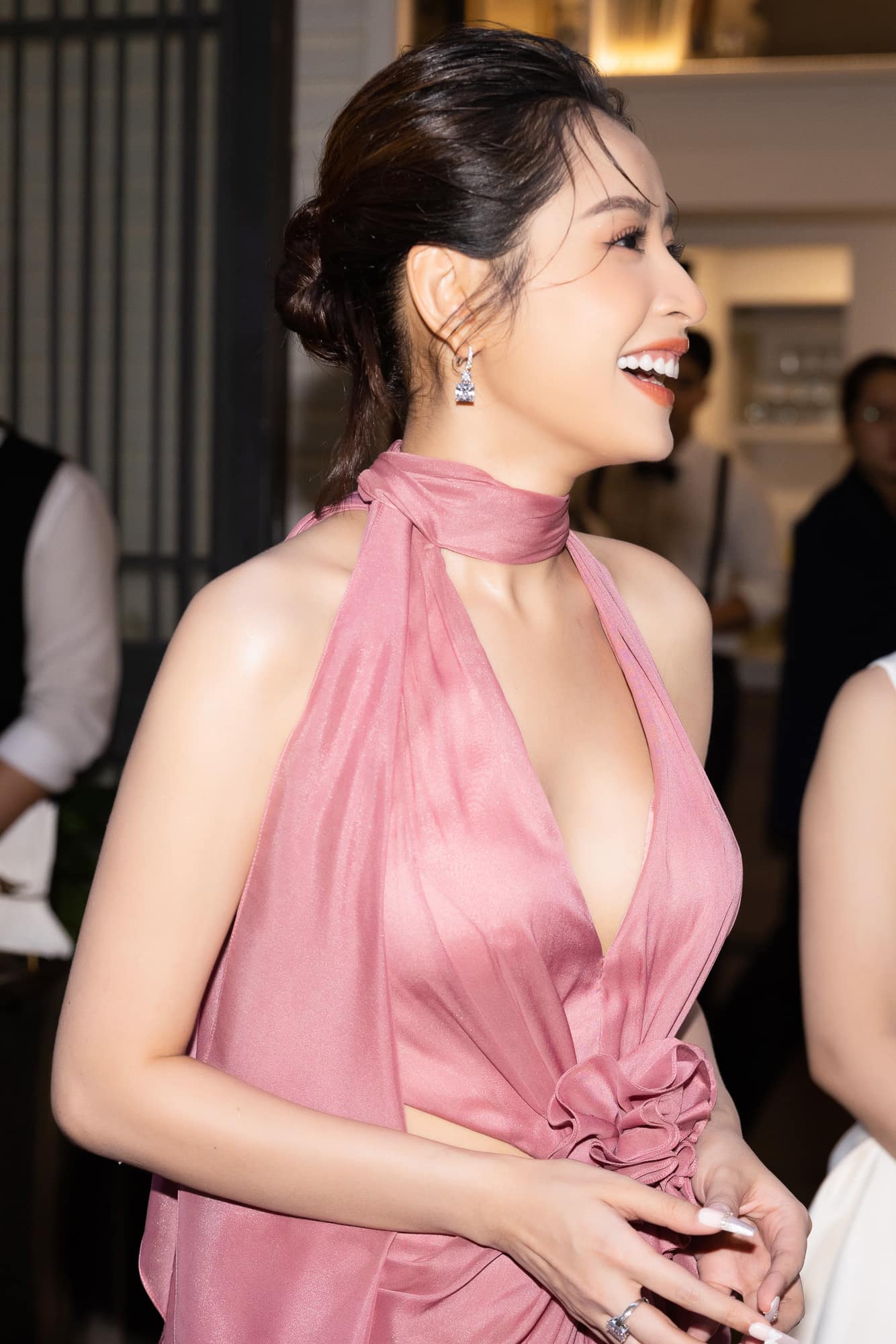 Bữa cơm mẹ Chi Pu nấu cho con gái bao gồm rau luộc (chất xơ, khoáng), tôm (protein), cơm gạo lứt (tinh bột tốt) cung cấp đủ những dưỡng chất cần thiết để cơ thể hoạt động. So với gạo trắng, gạo lứt có hàm lượng chất xơ cao, không chứa gluten... nhờ đó có cảm giác nhanh no dù chỉ tiêu thụ một lượng nhỏ. Bên cạnh đó, gạo lứt cũng giàu vitamin, khoáng chất hơn, giúp cơ thể phòng ngừa nhiều bệnh tật.