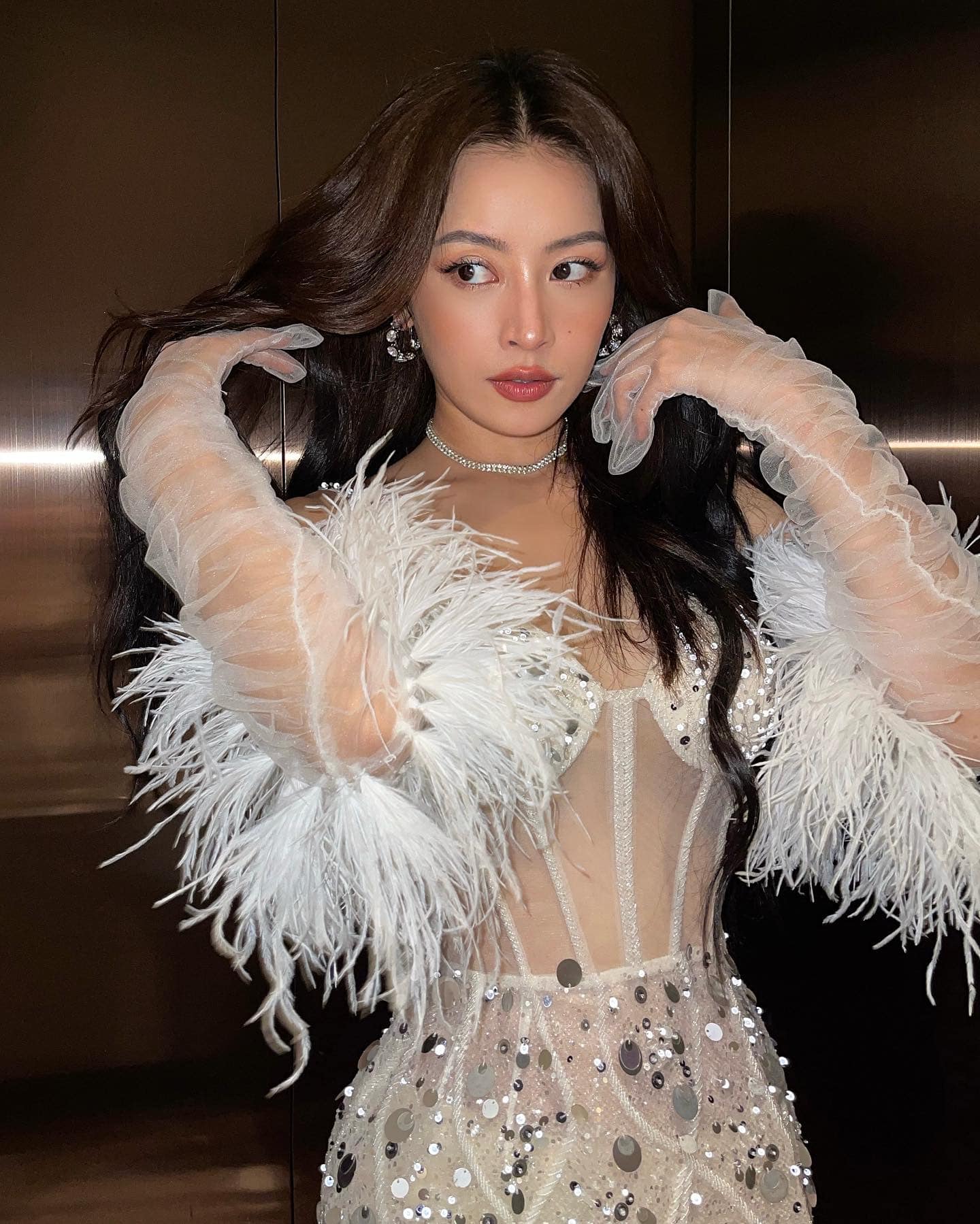 Bữa cơm mẹ Chi Pu nấu cho con gái bao gồm rau luộc (chất xơ, khoáng), tôm (protein), cơm gạo lứt (tinh bột tốt) cung cấp đủ những dưỡng chất cần thiết để cơ thể hoạt động. So với gạo trắng, gạo lứt có hàm lượng chất xơ cao, không chứa gluten... nhờ đó có cảm giác nhanh no dù chỉ tiêu thụ một lượng nhỏ. Bên cạnh đó, gạo lứt cũng giàu vitamin, khoáng chất hơn, giúp cơ thể phòng ngừa nhiều bệnh tật.