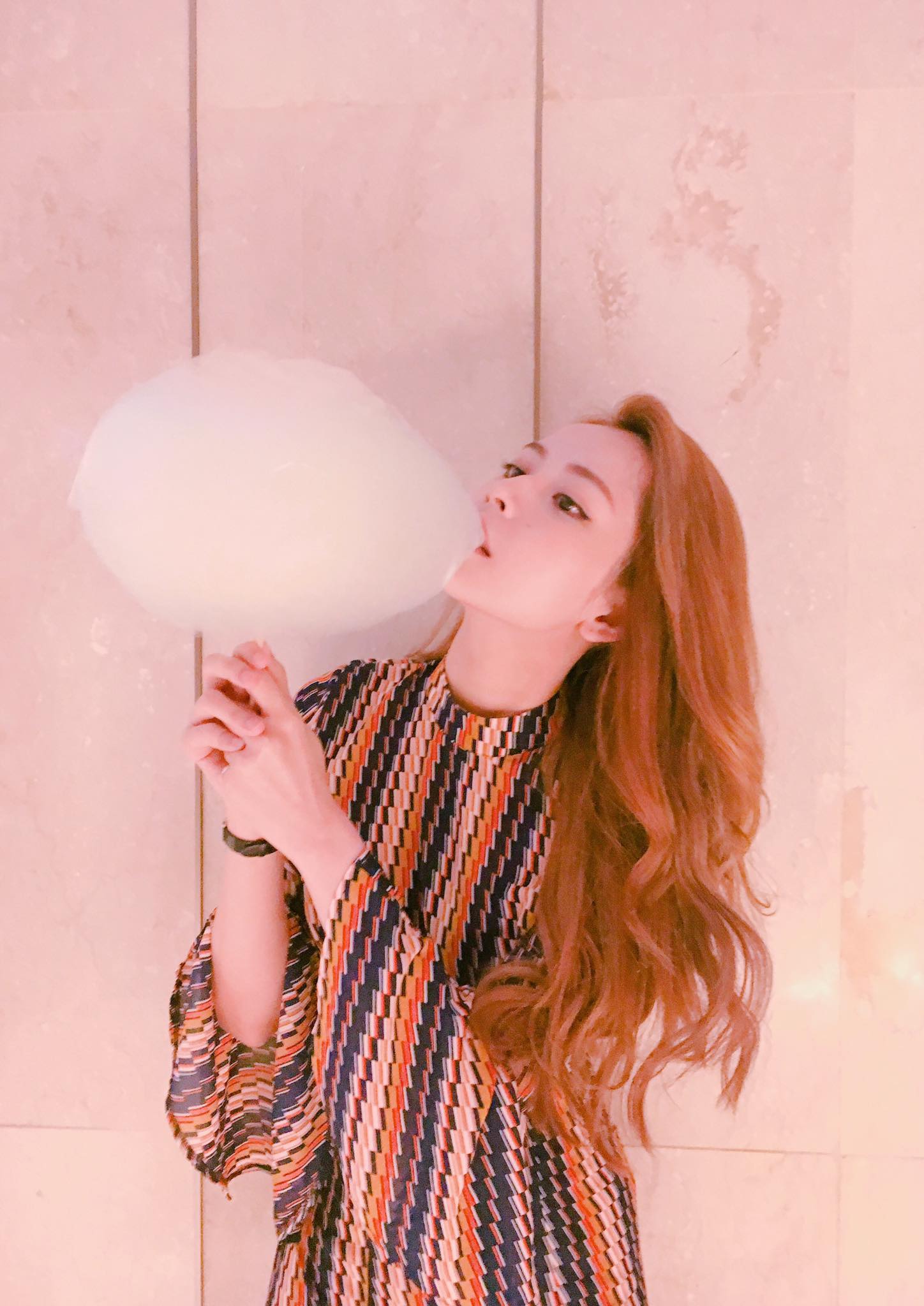 Squat nổi tiếng bởi tác dụng cải thiện kích cỡ vòng 3 khiêm tốn, giúp bắp đùi và chân khỏe khoắn hơn. Bên cạnh đó, nó còn tăng tính linh hoạt, khả năng giữ thăng bằng của cơ thể. Squat cơ bản là đứng lên - ngồi xuống với tay không hoặc tạ tay, bóng thể lực. Hiện nay, squat biến tấu thành nhiều biến thể và độ khó khác nhau nhằm phù hợp sở thích mỗi người.