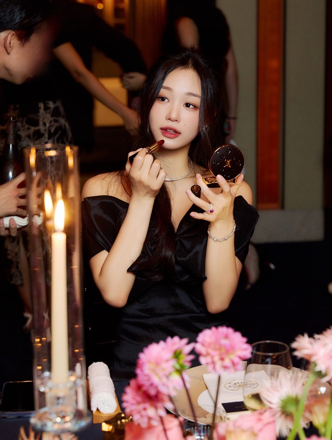 Thiên kim tiểu thư là bạn thân của công chúa Kpop: Visual tri thức nổi bật trong dàn chaebol- Ảnh 3. Thiên kim tiểu thư là bạn thân của công chúa Kpop: Visual tri thức nổi bật trong dàn chaebol- Ảnh 3.