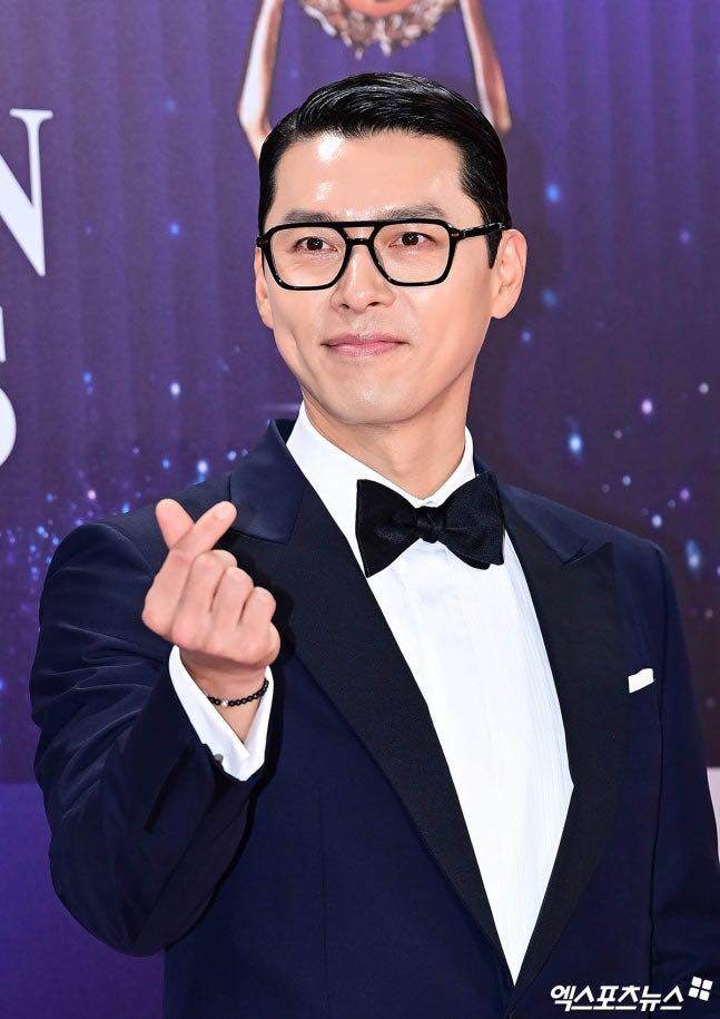 Hyun Bin và Ye Jin không ai chịu nhường cúp.