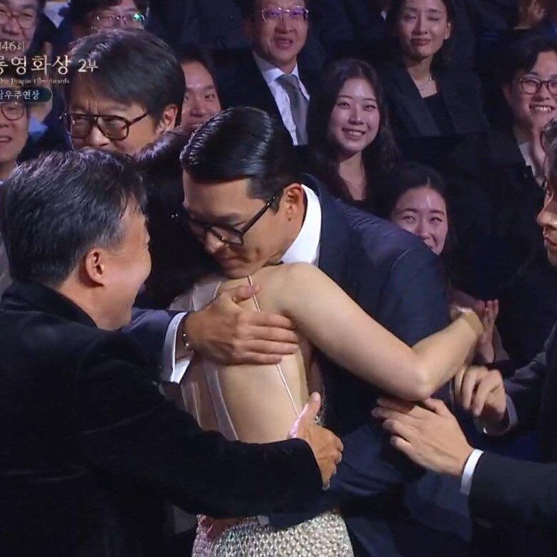 Hyun Bin ôm chầm Son Ye Jin trong xúc động.