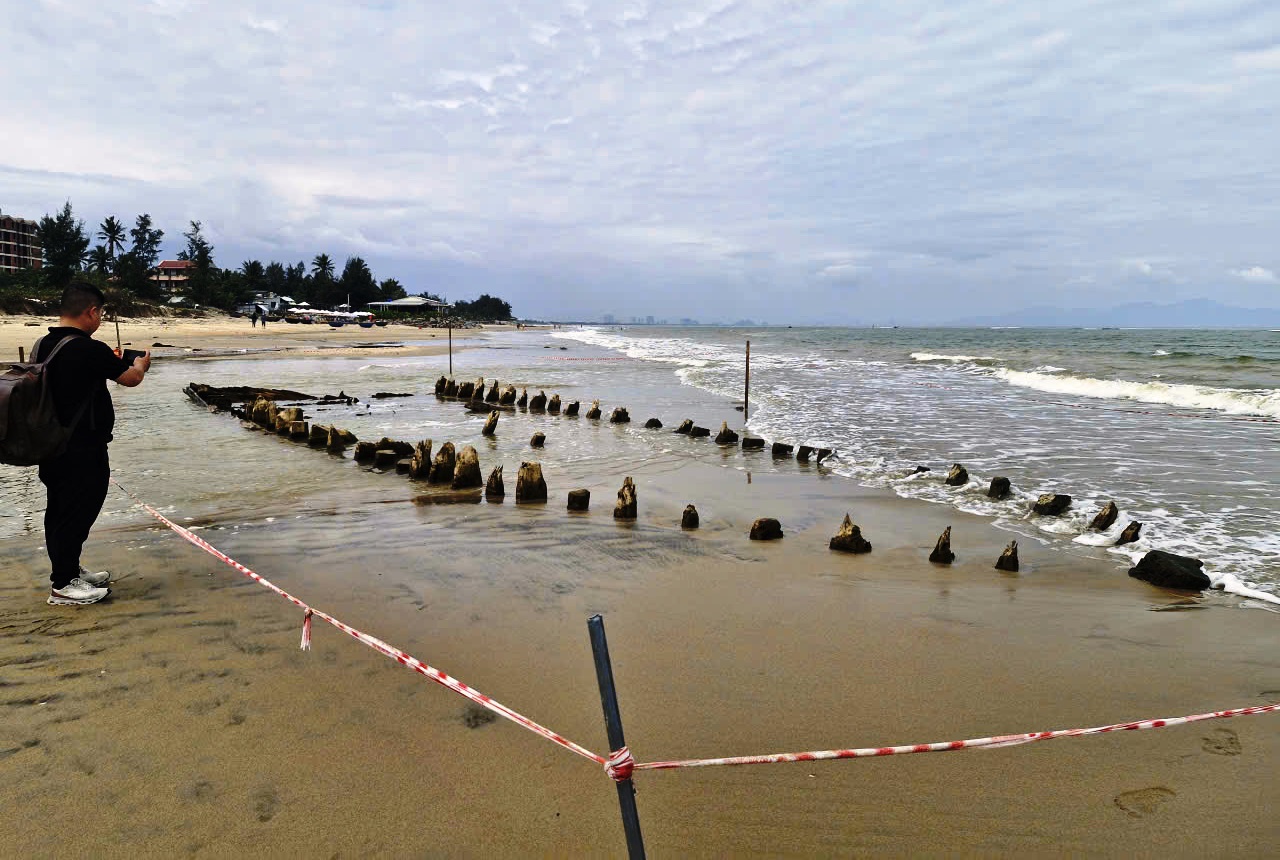 Tàu cổ phát lộ ở bờ biển Hội An: Nguy cơ hủy hoại nếu chậm can thiệp - Ảnh 2.