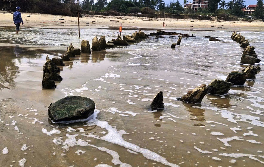 Tàu cổ phát lộ ở bờ biển Hội An: Nguy cơ hủy hoại nếu chậm can thiệp - Ảnh 3.