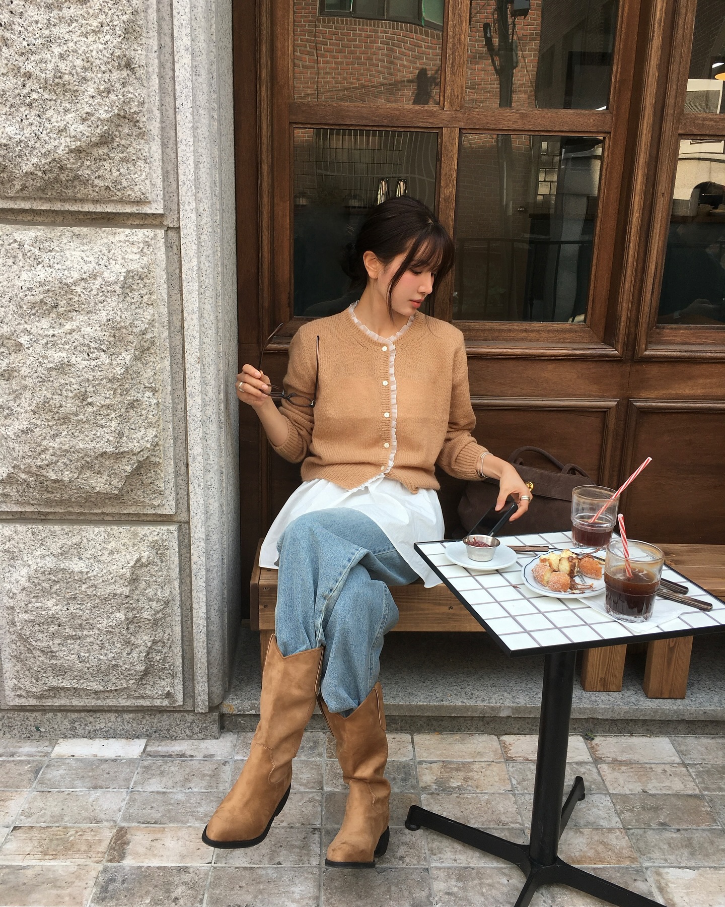 1763623625 936 Dang hot hon ca trang phuc mau den chinh la