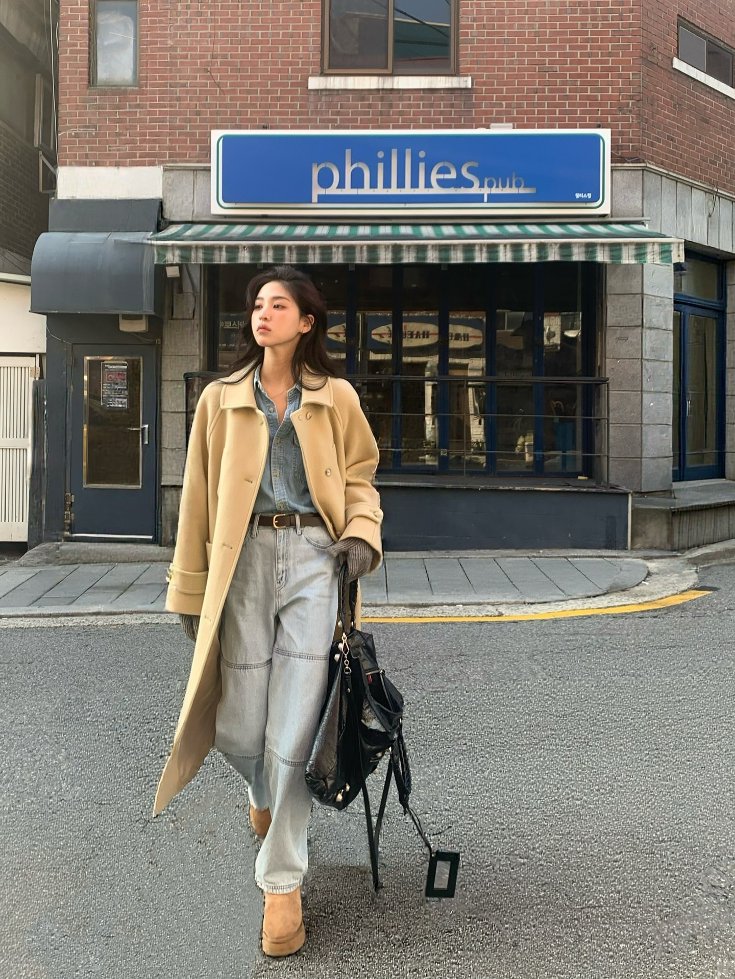 1763623626 499 Dang hot hon ca trang phuc mau den chinh la