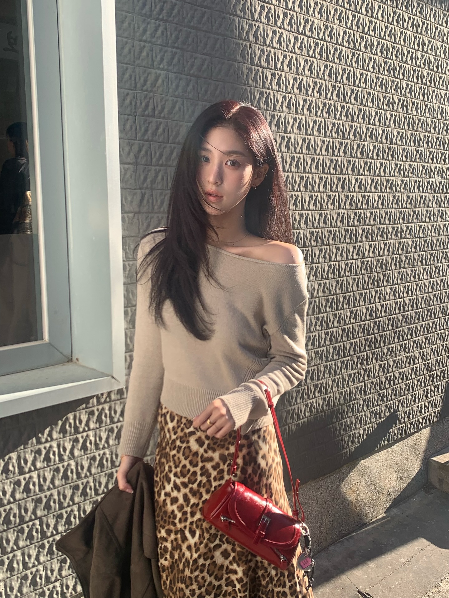 1763623627 405 Dang hot hon ca trang phuc mau den chinh la