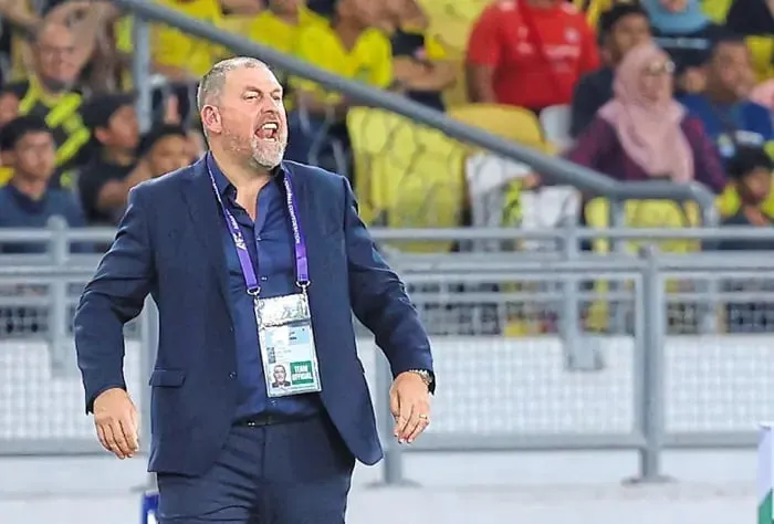 HLV Peter Cklamovski đã giúp đội tuyển Malaysia dẫn đầu bảng F nhưng không chắc sẽ giành vé chơi vòng chung kết cúp châu Á nếu bị FIFA xử thua do gian lận. Ảnh: TNST. ly-do-fifa-khong-tha-thu-cho-bong-da-malaysia (1).jpg