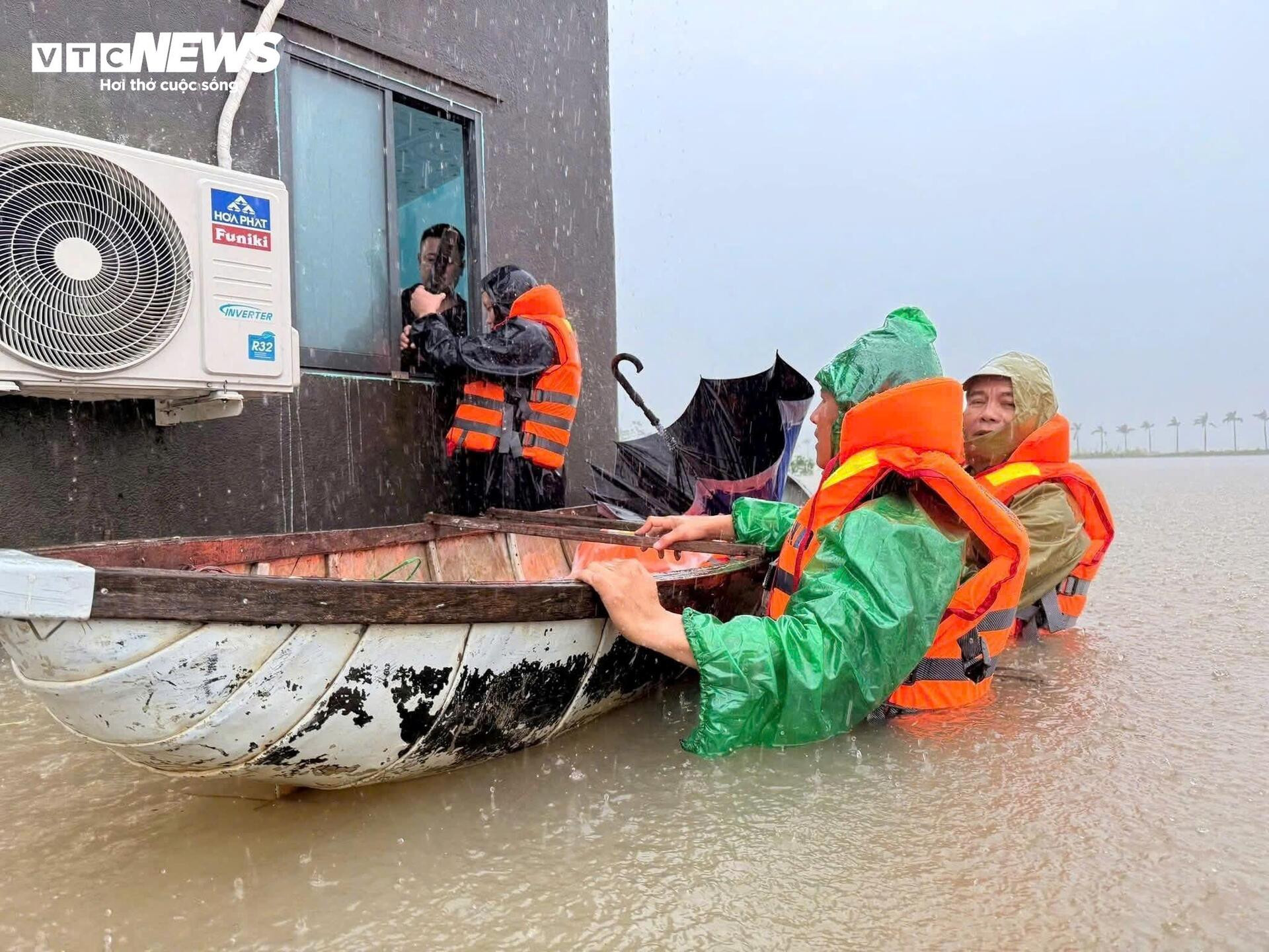 Cuộc chạy đua giữa sự sống và dòng lũ xiết- Ảnh 2.