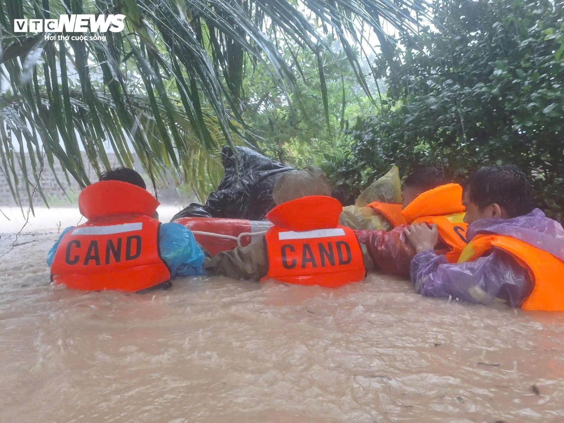 Cuộc chạy đua giữa sự sống và dòng lũ xiết- Ảnh 4.