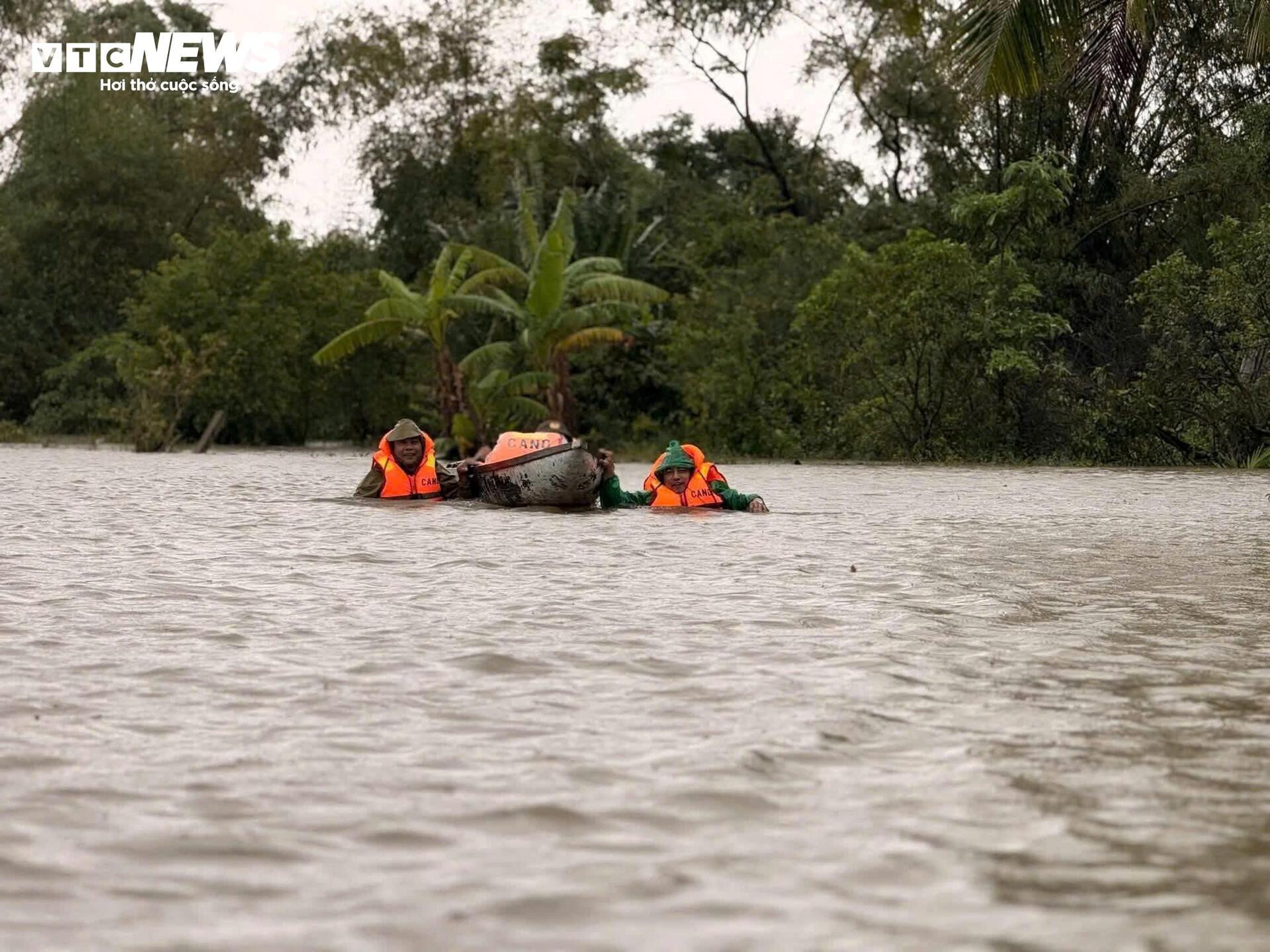 Cuộc chạy đua giữa sự sống và dòng lũ xiết- Ảnh 6.