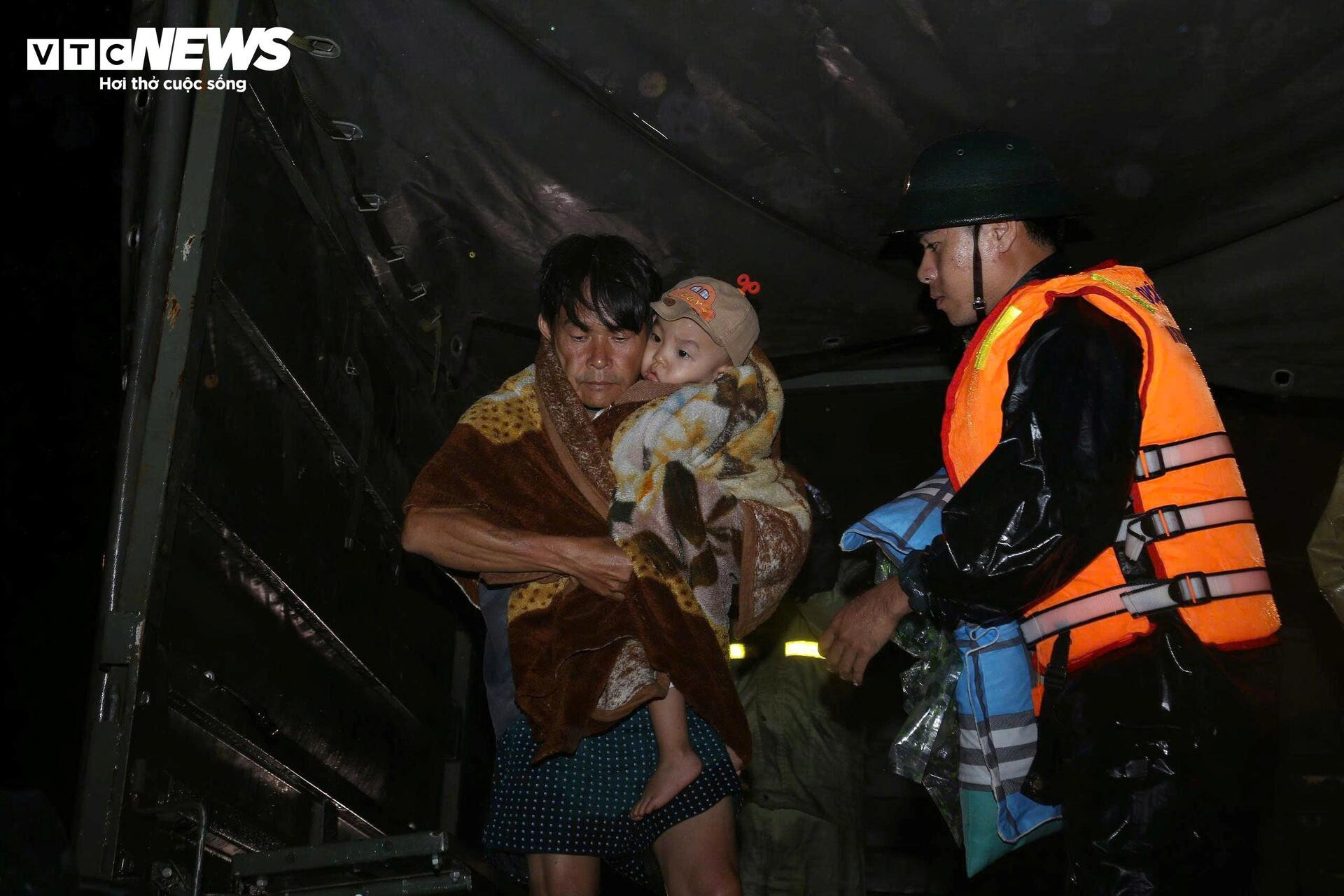 Cuộc chạy đua giữa sự sống và dòng lũ xiết- Ảnh 7.