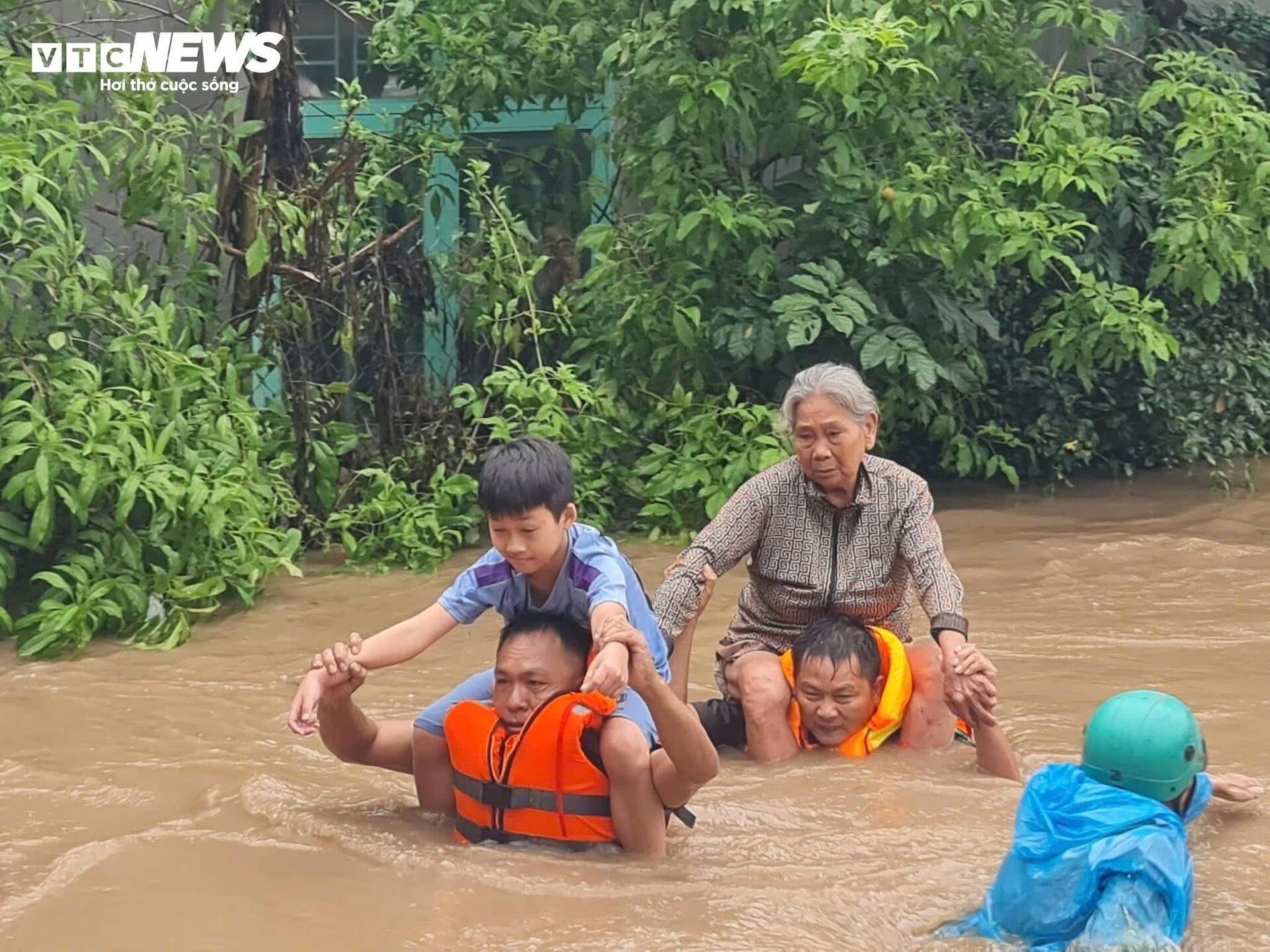 Cuộc chạy đua giữa sự sống và dòng lũ xiết- Ảnh 8.
