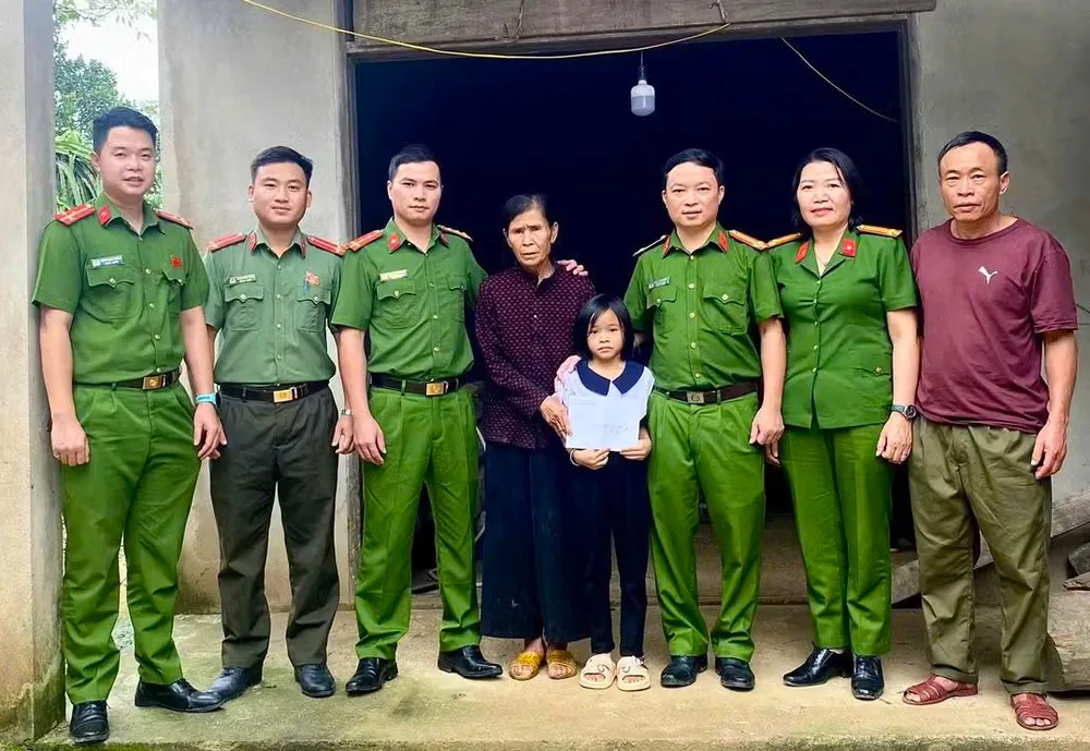 Công an xã Tuyên Phú nhận đỡ đầu em Hiền làm em nuôi công an xã. Ảnh: MINH TRƯỜNG. faede9c8cd25417b1834.jpg