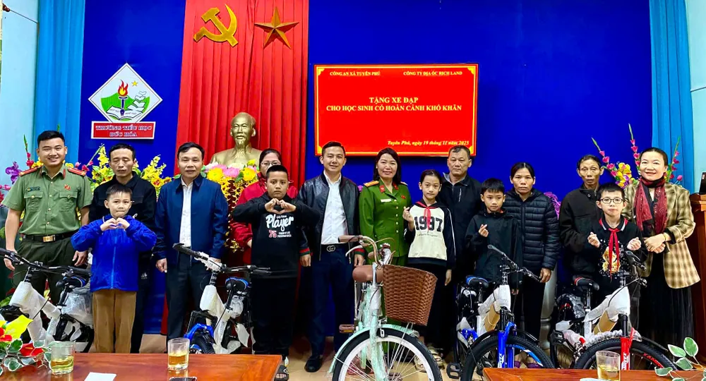 Những chiếc xe đạp được mạnh thường quân cùng công an xã trao tặng các em nhỏ, nâng bước đến trường. Ảnh: MINH TRƯỜNG. cong-an-xa-tuyen-phu-quang-tri.jpg