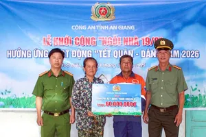Công an An Giang xây nhà tặng 2 gia đình có hoàn cảnh đặc biệt khó khăn