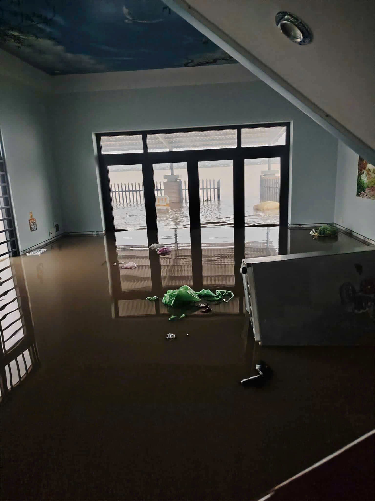 Hoa hậu Yến Nhi cầu cứu khẩn cấp: Bố đuối sức bị lật thuyền giữa nước lũ, mất liên lạc hoàn toàn- Ảnh 2. Hoa hậu Yến Nhi cầu cứu khẩn cấp: Bố đuối sức bị lật thuyền giữa nước lũ, mất liên lạc hoàn toàn- Ảnh 2.