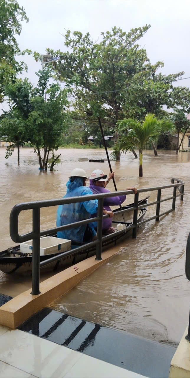 Hoa hậu Yến Nhi cầu cứu khẩn cấp: Bố đuối sức bị lật thuyền giữa nước lũ, mất liên lạc hoàn toàn- Ảnh 3. Hoa hậu Yến Nhi cầu cứu khẩn cấp: Bố đuối sức bị lật thuyền giữa nước lũ, mất liên lạc hoàn toàn- Ảnh 3.