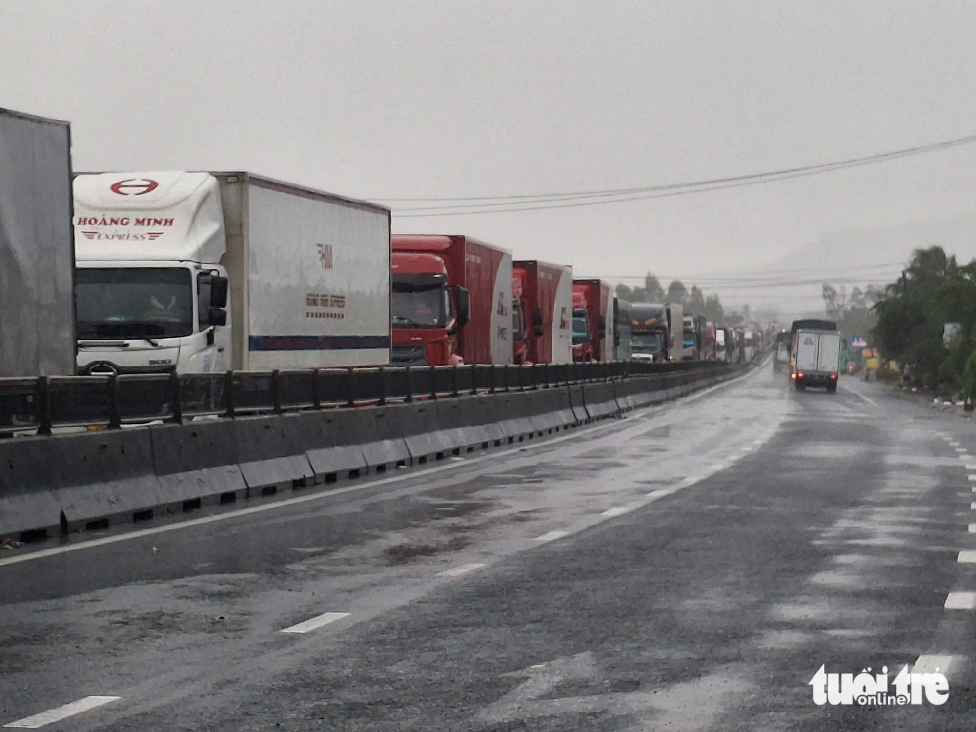 Phú Yên lại mưa như trút, cứu hộ xuyên đêm cứu người trong lũ dữ 1 Phú Yên lại mưa như trút, cứu hộ xuyên đêm cứu người trong lũ dữ - Ảnh 9.