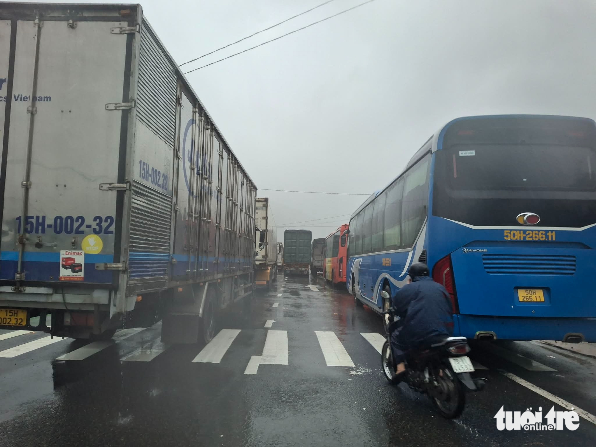 Phú Yên lại mưa như trút, cứu hộ xuyên đêm cứu người trong lũ dữ 2 Phú Yên lại mưa như trút, cứu hộ xuyên đêm cứu người trong lũ dữ - Ảnh 10.