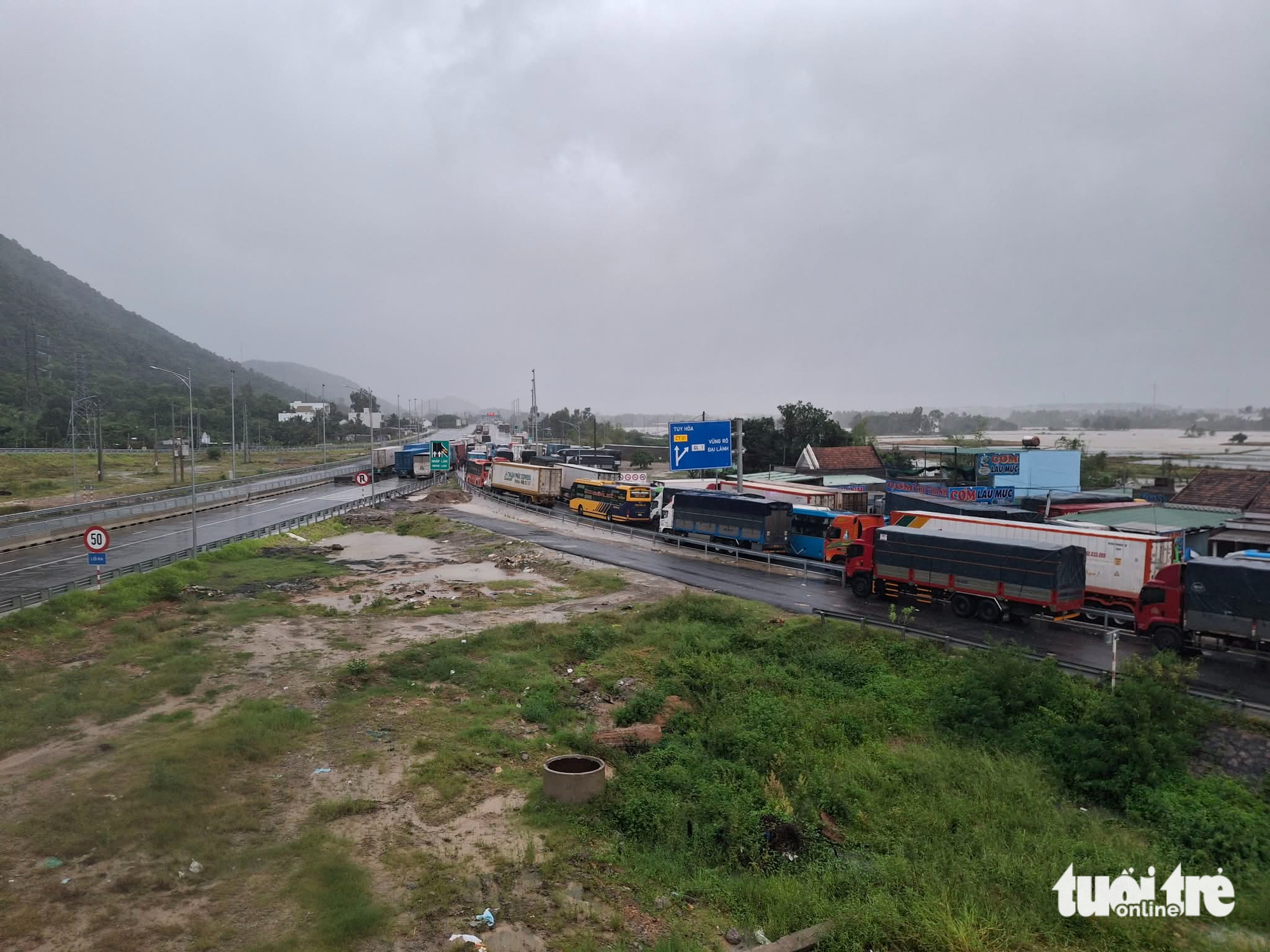 Phú Yên lại mưa như trút, cứu hộ xuyên đêm cứu người trong lũ dữ 3 Phú Yên lại mưa như trút, cứu hộ xuyên đêm cứu người trong lũ dữ - Ảnh 11.