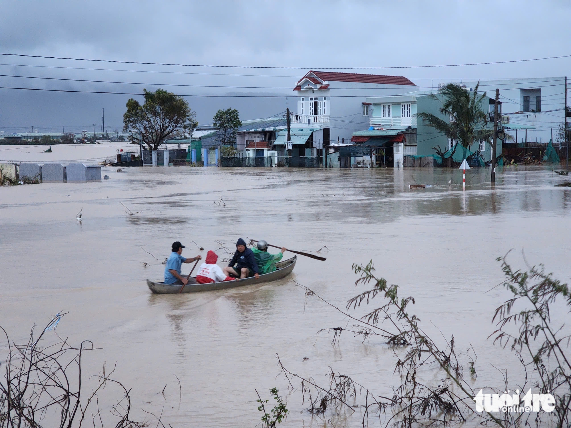 Lũ lụt miền Trung: ít nhất 50 người chết, mất tích - Ảnh 4. Phú Yên lại mưa như trút, cứu hộ xuyên đêm cứu người trong lũ dữ - Ảnh 12.