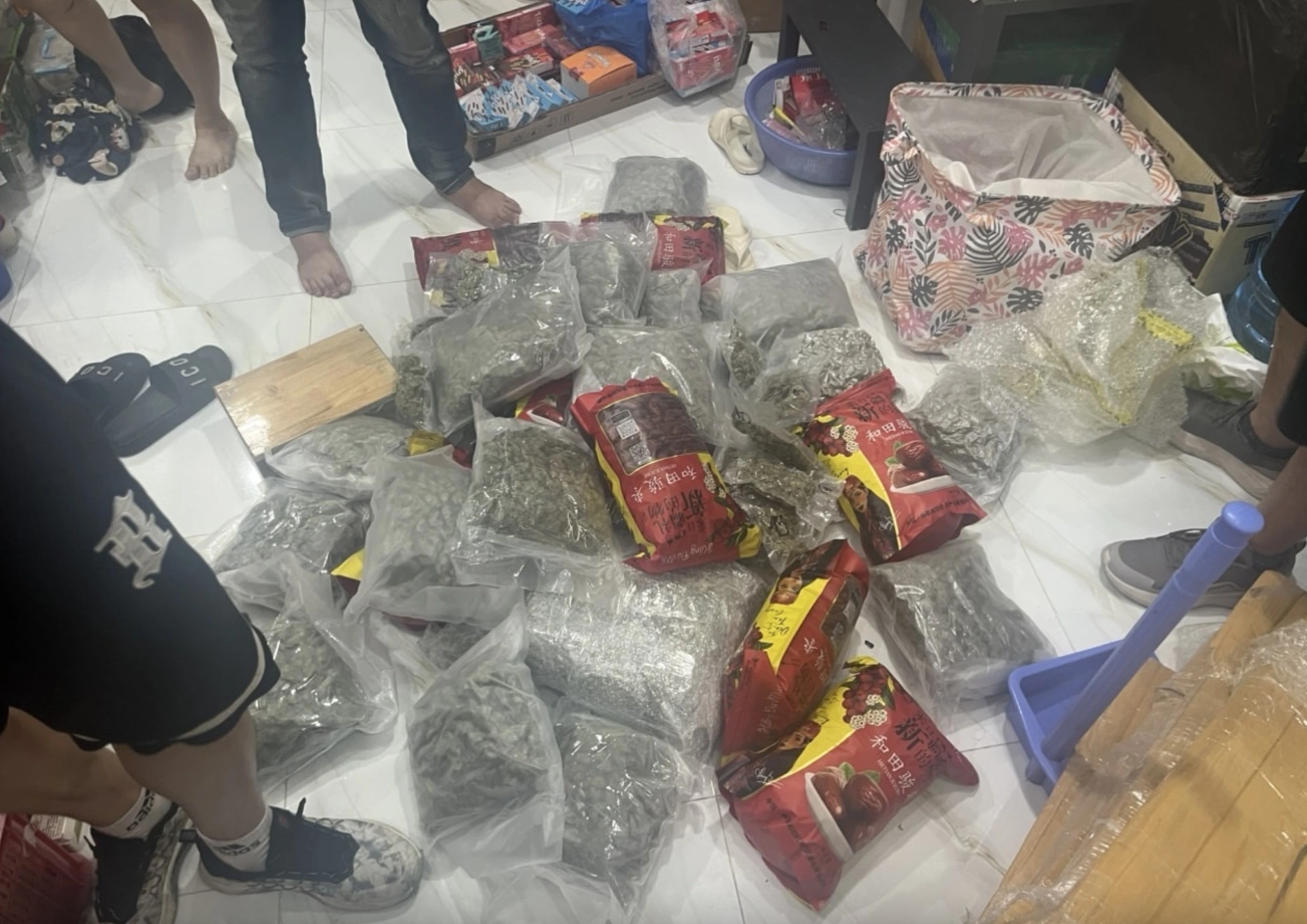 Hàng ngàn người tham gia buôn bán ma túy trong nhóm Cô tiên thơm , chuyên mùi - Ảnh 2.