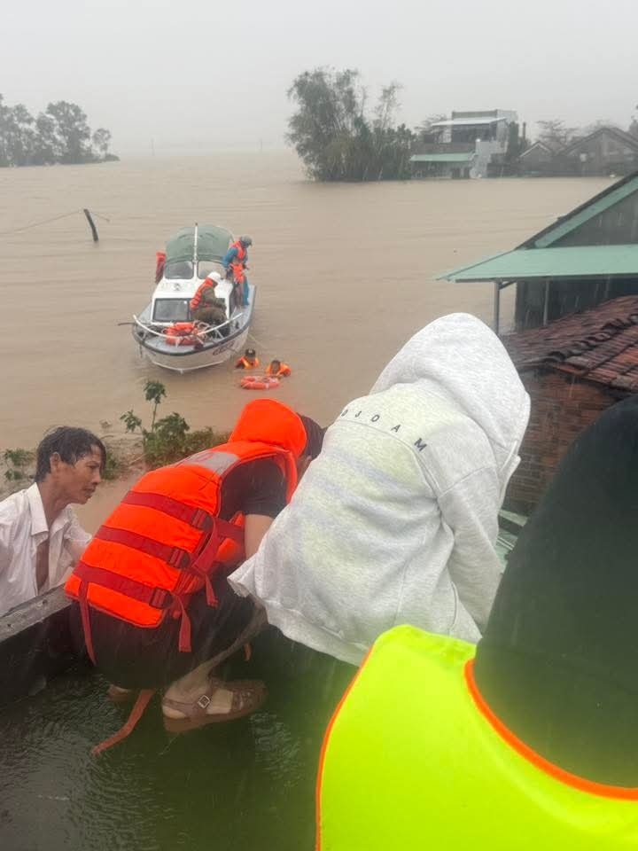 Bữa cơm vội, chiếc cano bị lật, những ánh đèn đêm trong lũ lớn: Đừng vội trách nếu cuộc gọi cứu hộ chưa kịp nghe...- Ảnh 3.
