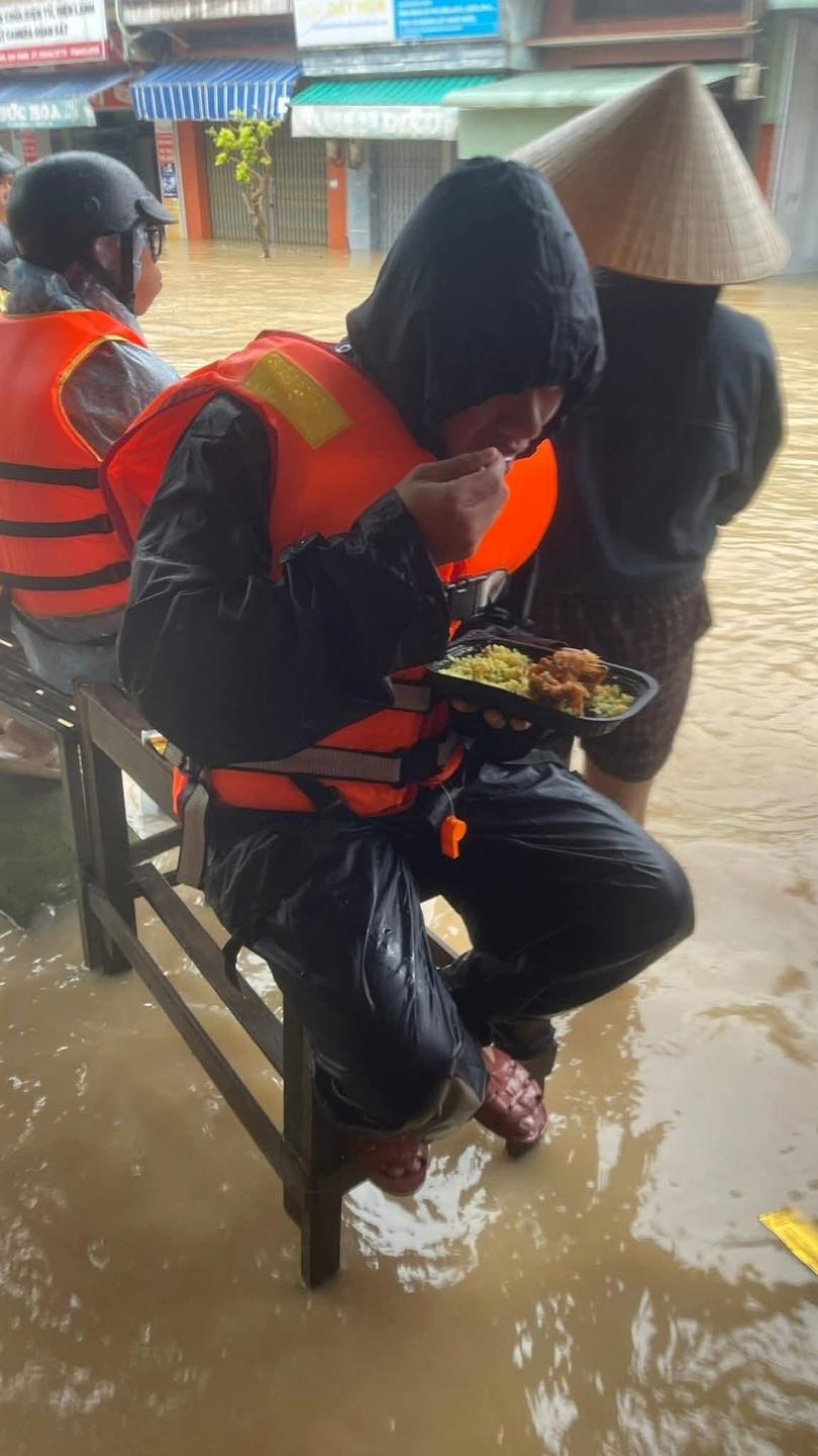 Bữa cơm vội, chiếc cano bị lật, những ánh đèn đêm trong lũ lớn: Đừng vội trách nếu cuộc gọi cứu hộ chưa kịp nghe...- Ảnh 6.