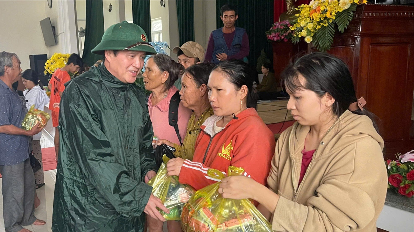 Hàng ngàn cán bộ chiến sĩ Quân khu 5 ứng cứu người dân trên đỉnh lũ- Ảnh 6.