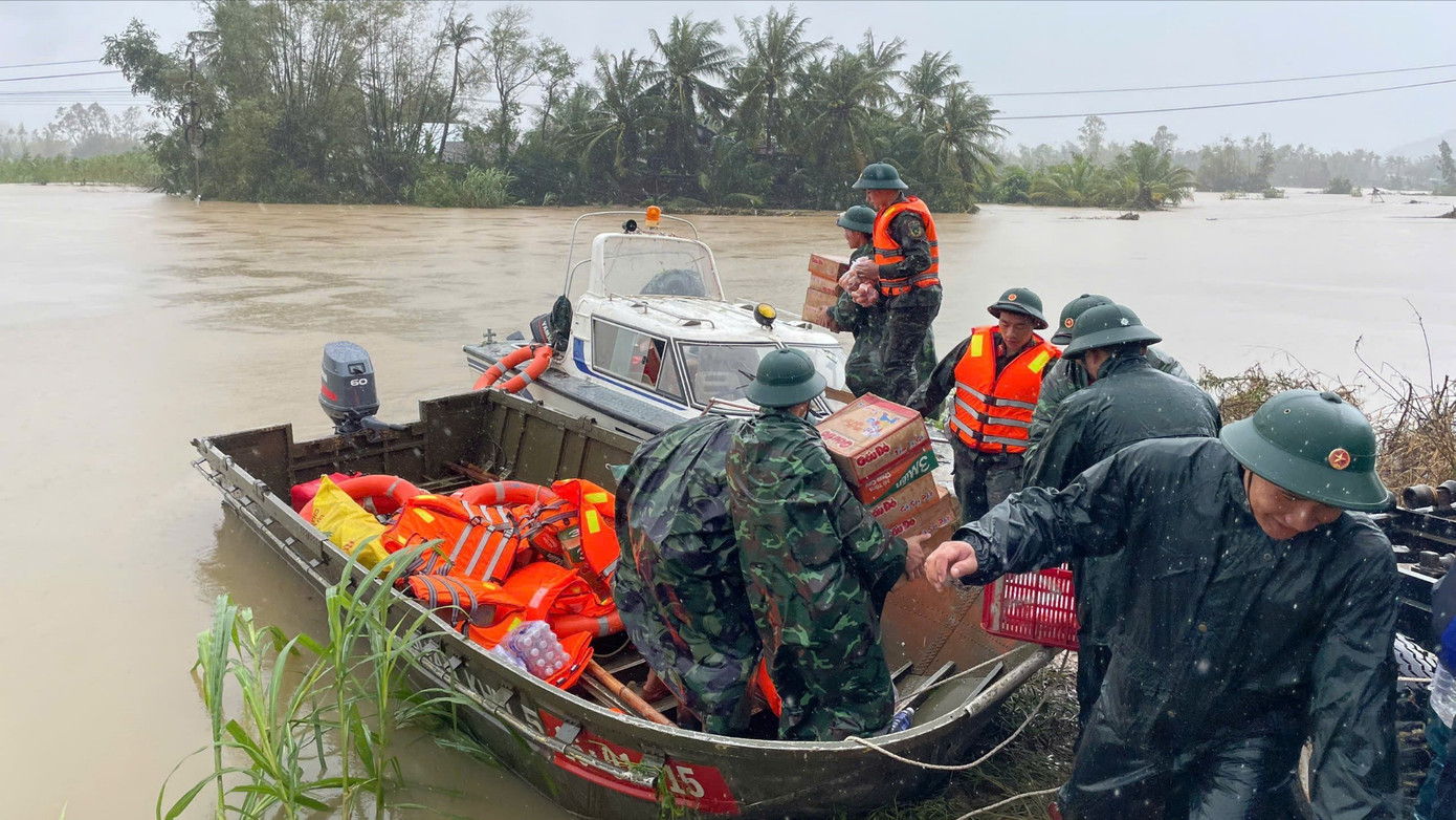 Hàng ngàn cán bộ chiến sĩ Quân khu 5 ứng cứu người dân trên đỉnh lũ- Ảnh 8.