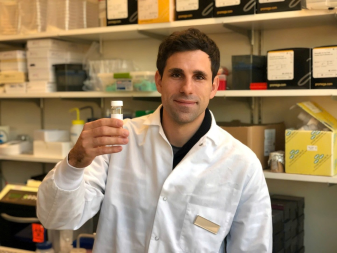 PGS César de la Fuente là chuyên gia về Sinh học Máy (Machine Biology) tại Đại học Pennsylvania (Mỹ). Ảnh: GCiencia