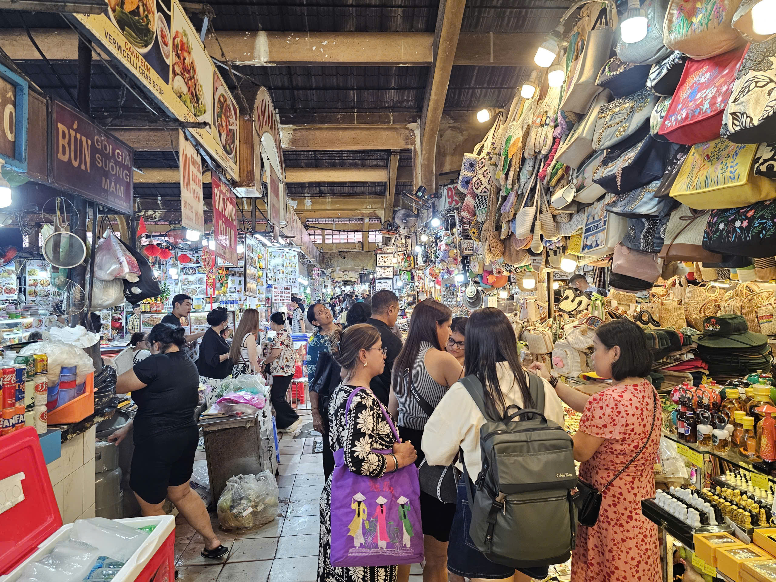 UOB: Người tiêu dùng Việt Nam dẫn đầu ASEAN về lạc quan kinh tế - Ảnh 3.