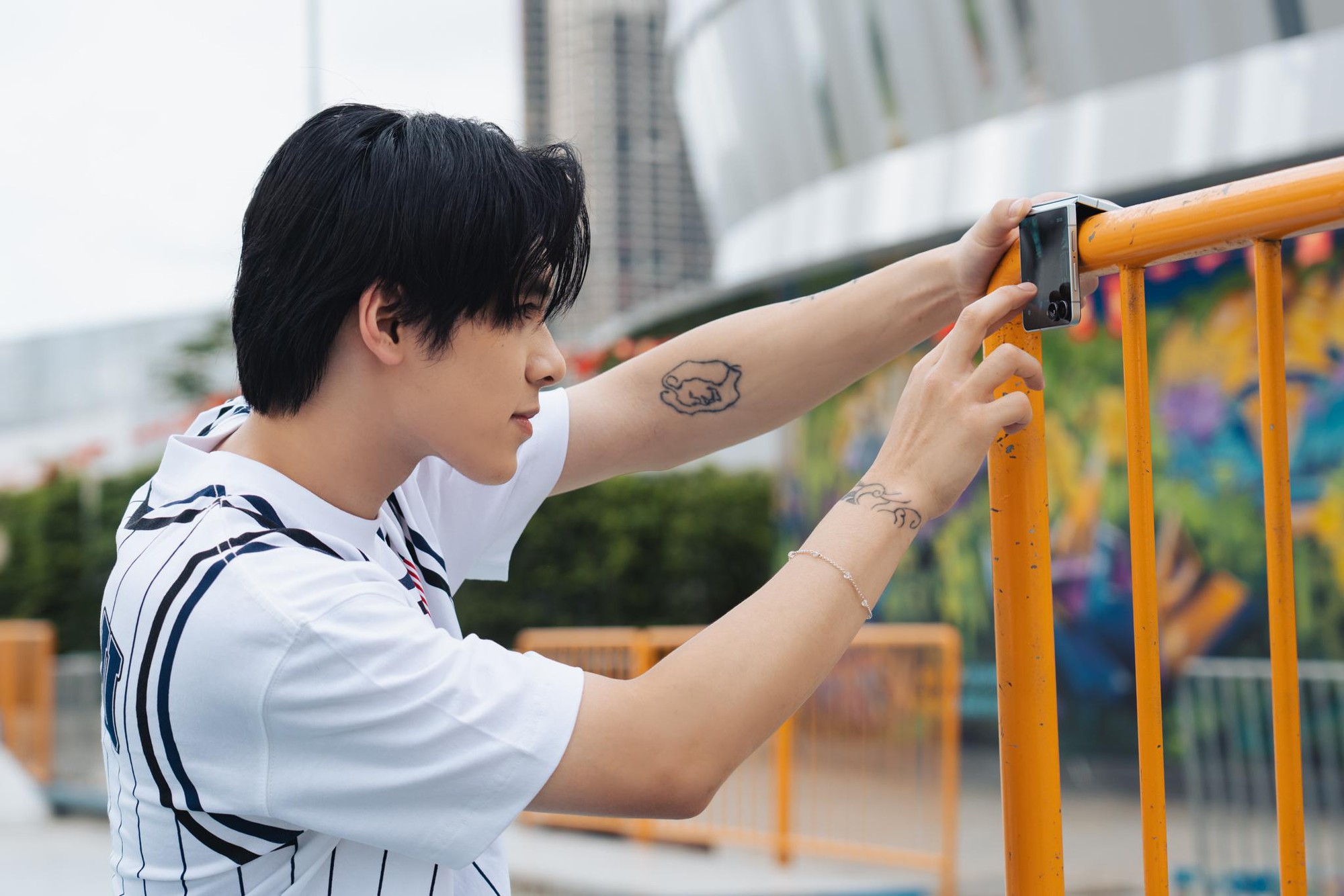 Theo chân một ngày “cực cháy” của tân binh toàn năng Đức Duy với Galaxy Z Flip7- Ảnh 2.