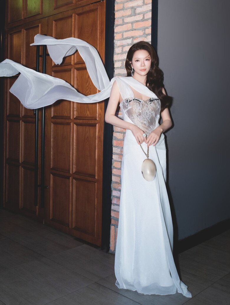 Sao Việt 24h: Ngô Thanh Vân khóc trong tiệc sinh nhật chồng trẻ, bé Gạo lần đầu tiên ra mắt người thân - 11