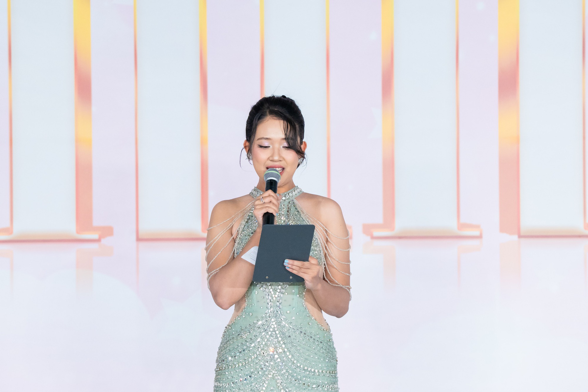 Diễn viên Thanh Hương, cô giáo Hương Đinh xuất hiện tại Show diễn SHINE trong khuôn khổ Vietnam Kids Fashion Week- Ảnh 2.