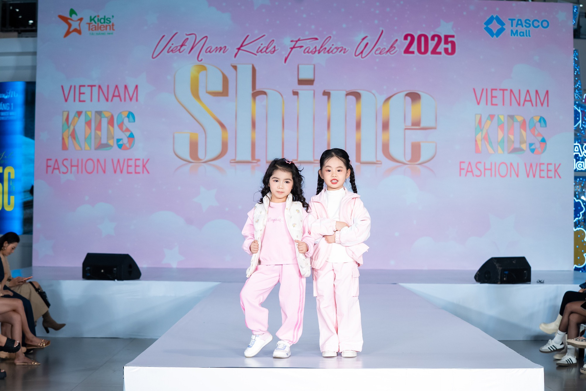 Diễn viên Thanh Hương, cô giáo Hương Đinh xuất hiện tại Show diễn SHINE trong khuôn khổ Vietnam Kids Fashion Week- Ảnh 6.