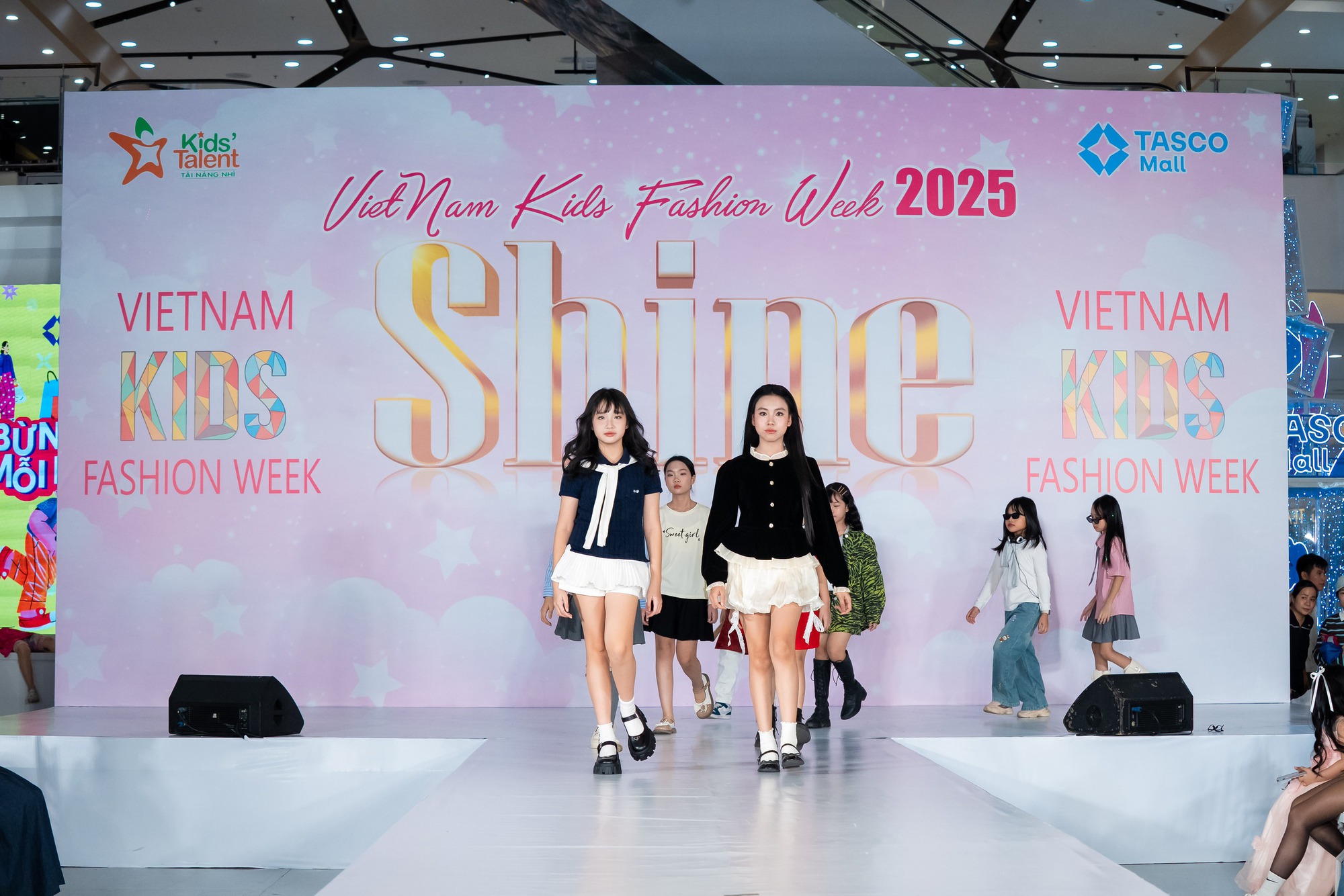Diễn viên Thanh Hương, cô giáo Hương Đinh xuất hiện tại Show diễn SHINE trong khuôn khổ Vietnam Kids Fashion Week- Ảnh 9.