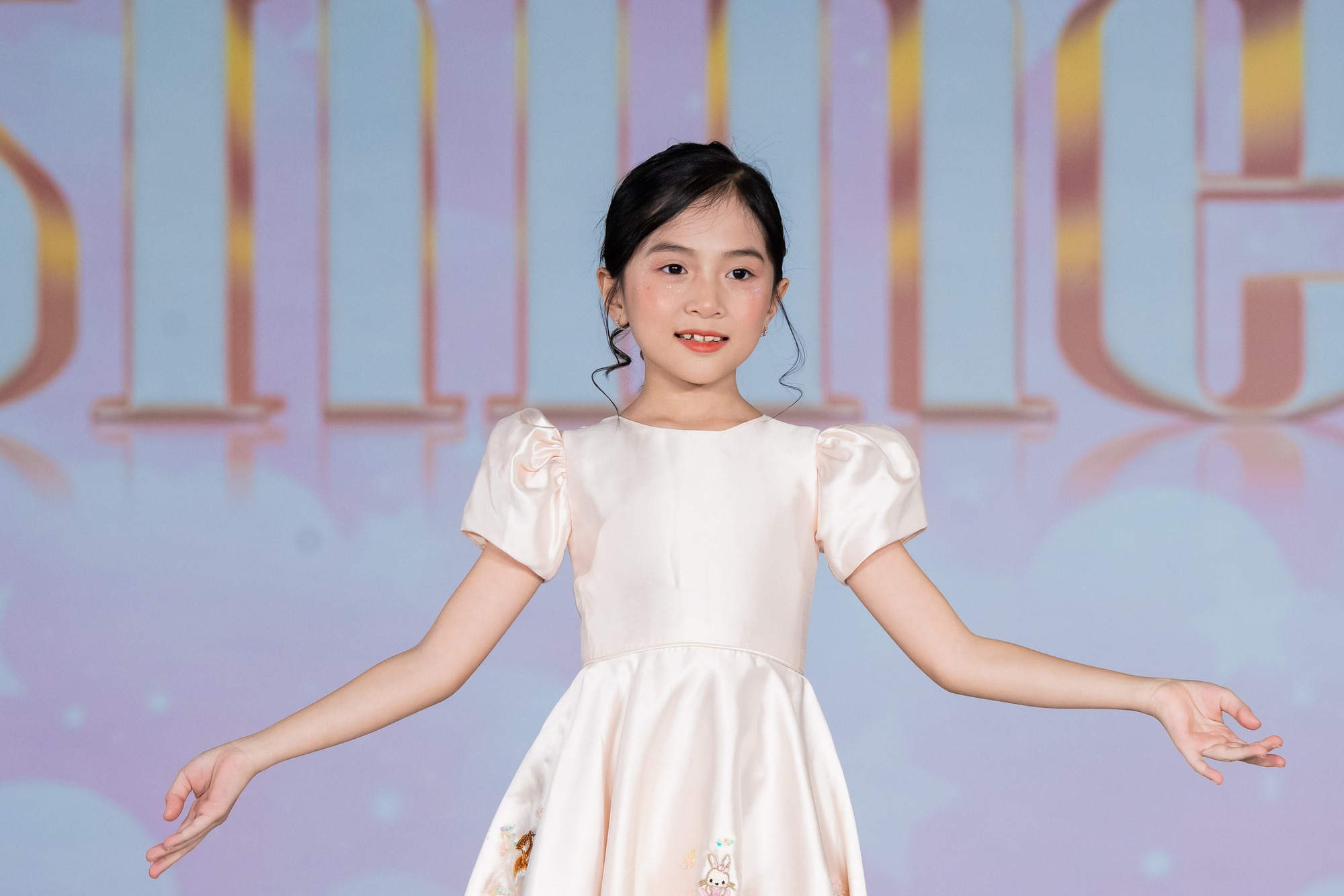 Diễn viên Thanh Hương, cô giáo Hương Đinh xuất hiện tại Show diễn SHINE trong khuôn khổ Vietnam Kids Fashion Week- Ảnh 16.