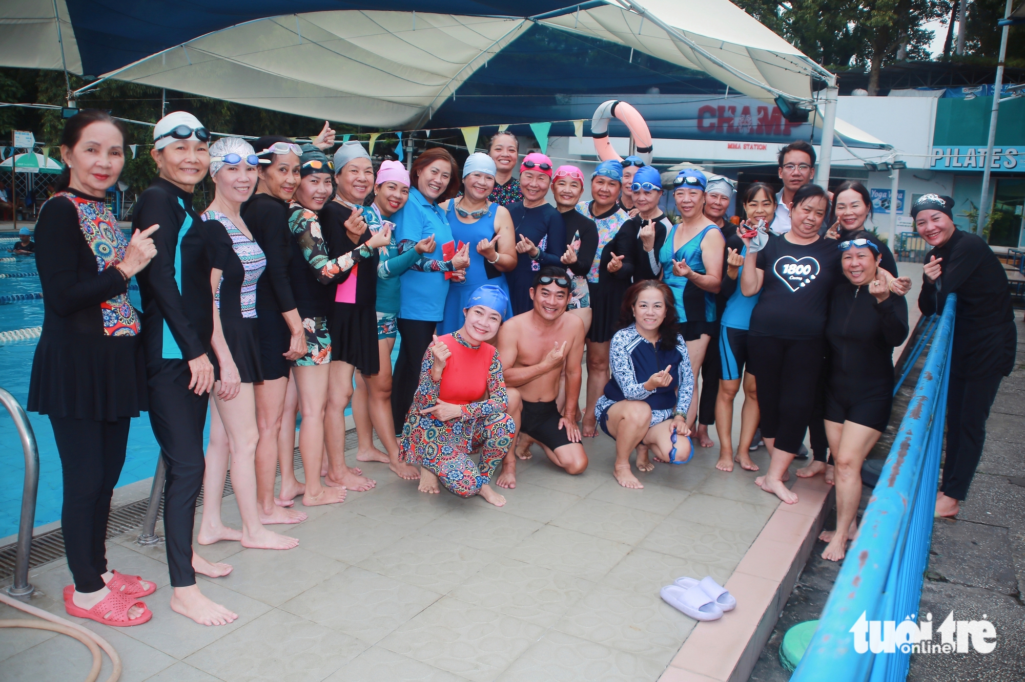 U70, U80 hào hứng học bơi miễn phí ở TP.HCM 7 U70, U80 hào hứng học bơi miễn phí ở TP.HCM - Ảnh 7.