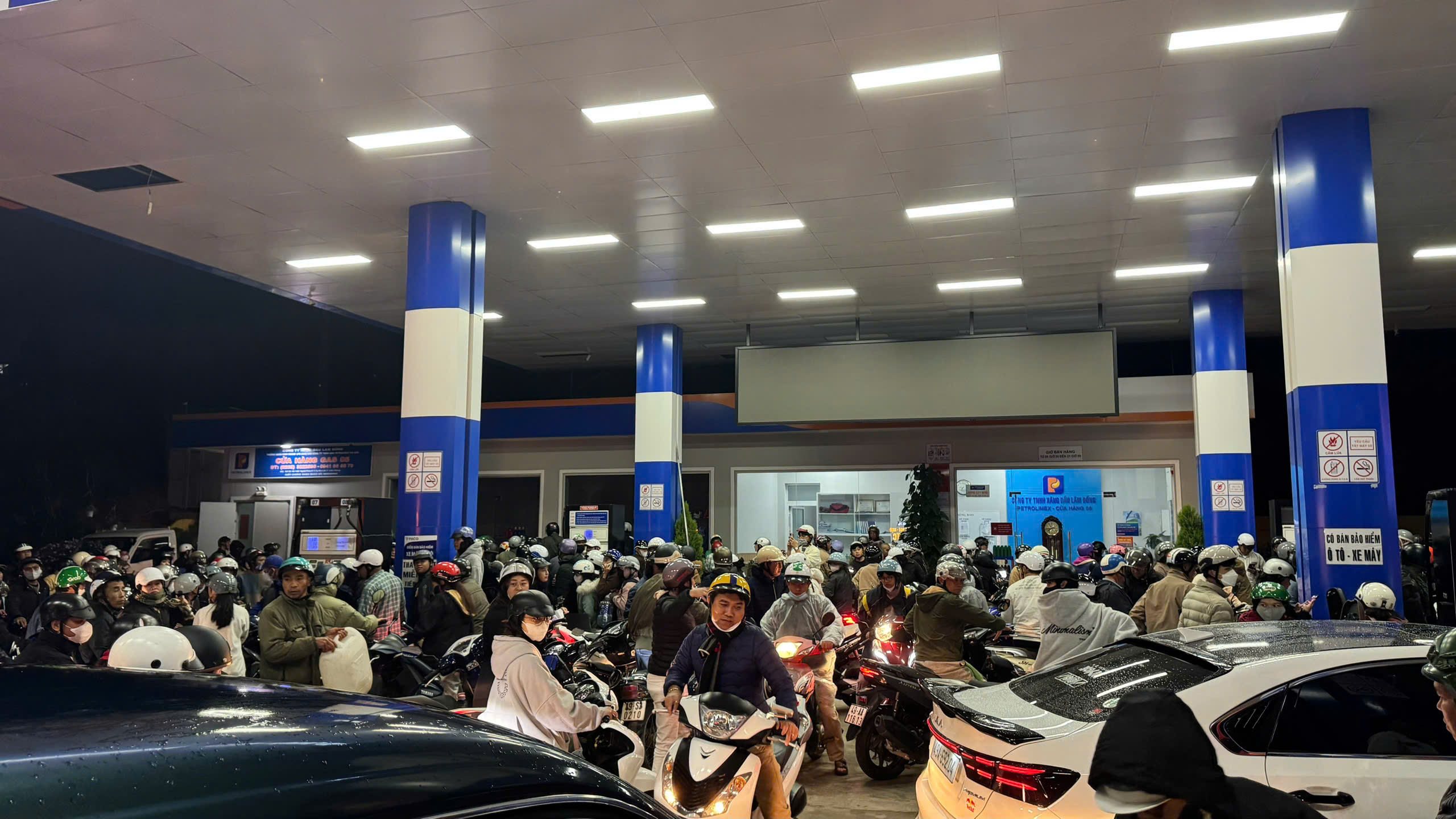 Cấm xe tải trên 3,5 tấn qua đèo Tà Nung, người Đà Lạt chen nhau mua xăng- Ảnh 3.