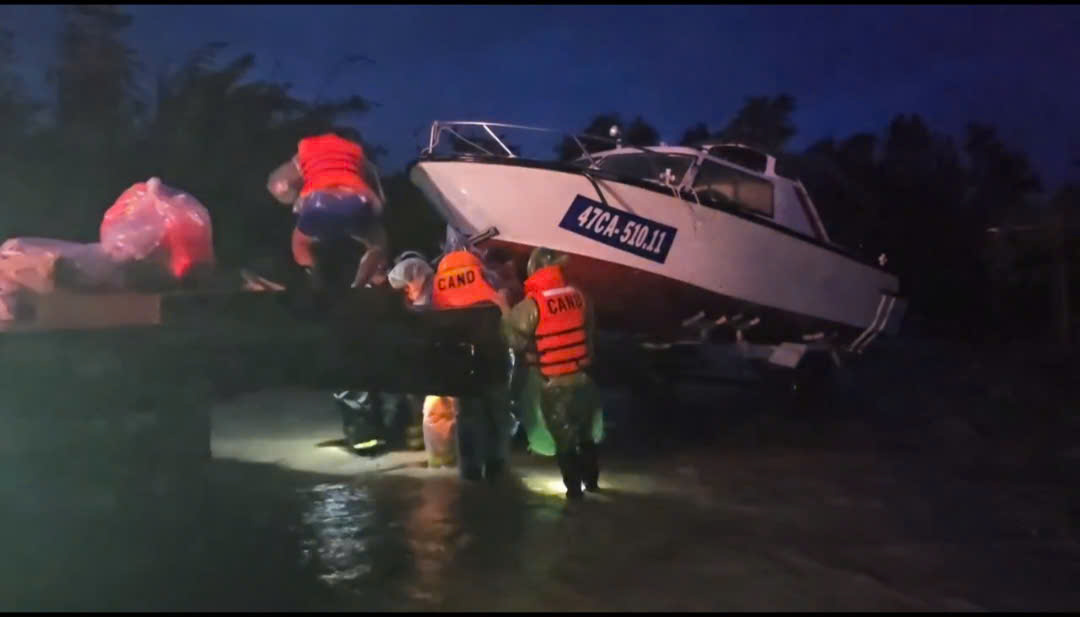 Lũ lụt miền Trung: ít nhất 50 người chết, mất tích; Tiếp tục cứu hộ trong đêm - Ảnh 1. Phú Yên lại mưa như trút, cứu hộ xuyên đêm cứu người trong lũ dữ - Ảnh 2.