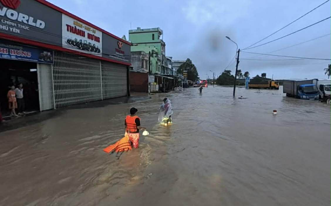 Lũ lụt miền Trung: ít nhất 50 người chết, mất tích; Tiếp tục cứu hộ trong đêm - Ảnh 6. Phú Yên lại mưa như trút, cứu hộ xuyên đêm cứu người trong lũ dữ - Ảnh 3.