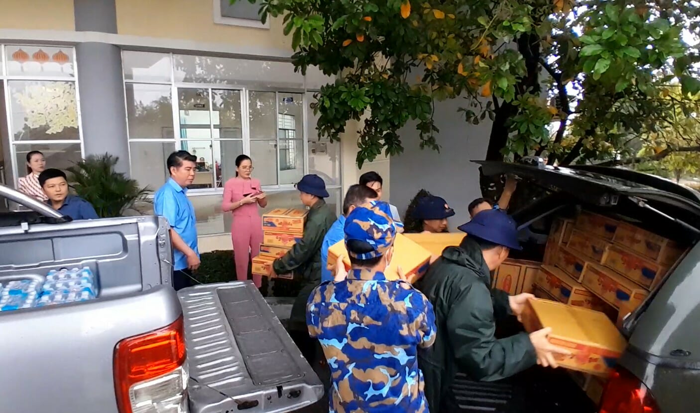 Lũ lụt miền Trung: ít nhất 50 người chết, mất tích; Tiếp tục cứu hộ trong đêm - Ảnh 4. Phú Yên lại mưa như trút, cứu hộ xuyên đêm cứu người trong lũ dữ - Ảnh 5.