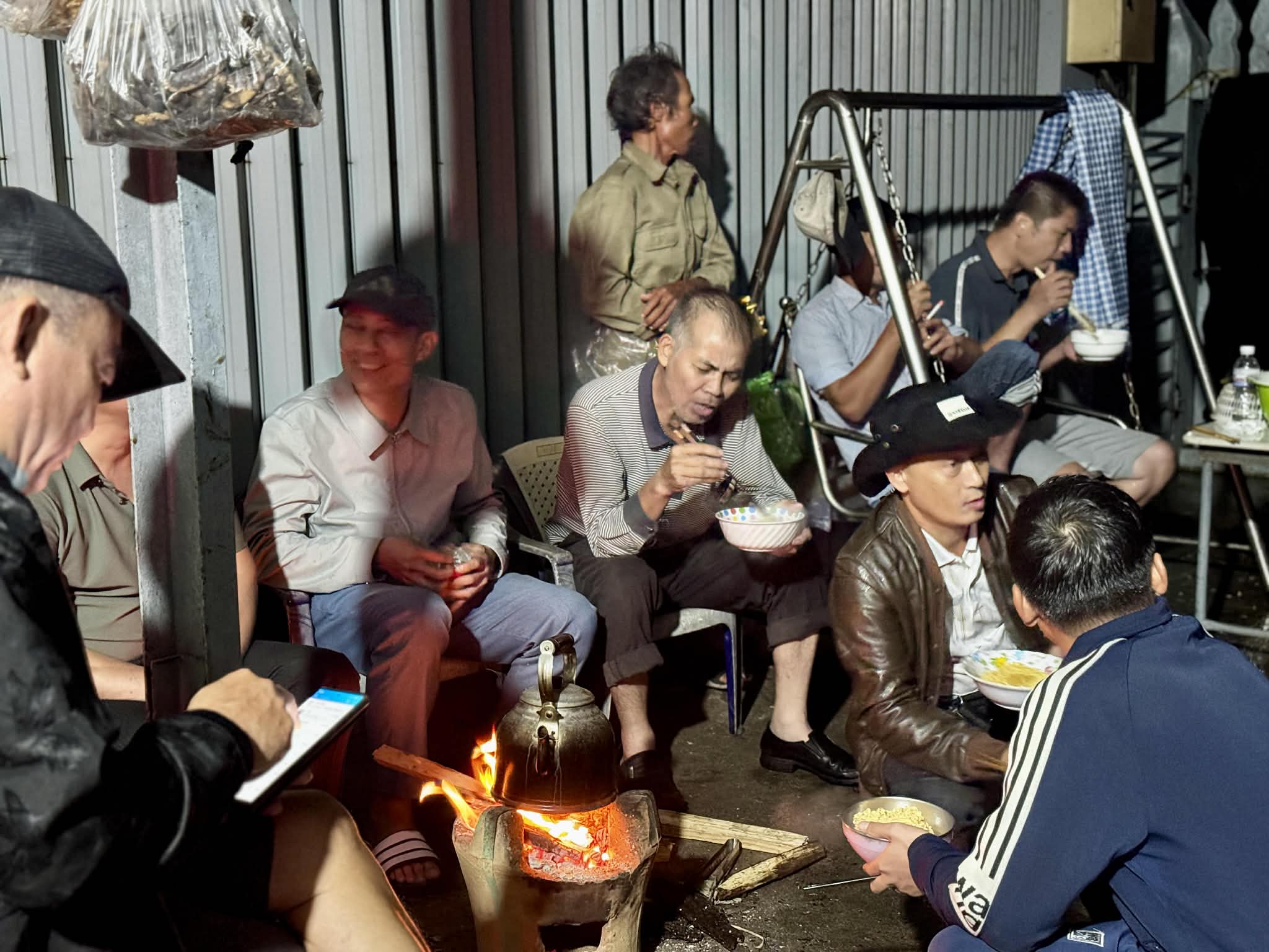 Lũ lụt miền Trung: ít nhất 50 người chết, mất tích; Tiếp tục cứu hộ trong đêm - Ảnh 4. Phú Yên lại mưa như trút, cứu hộ xuyên đêm cứu người trong lũ dữ - Ảnh 7.