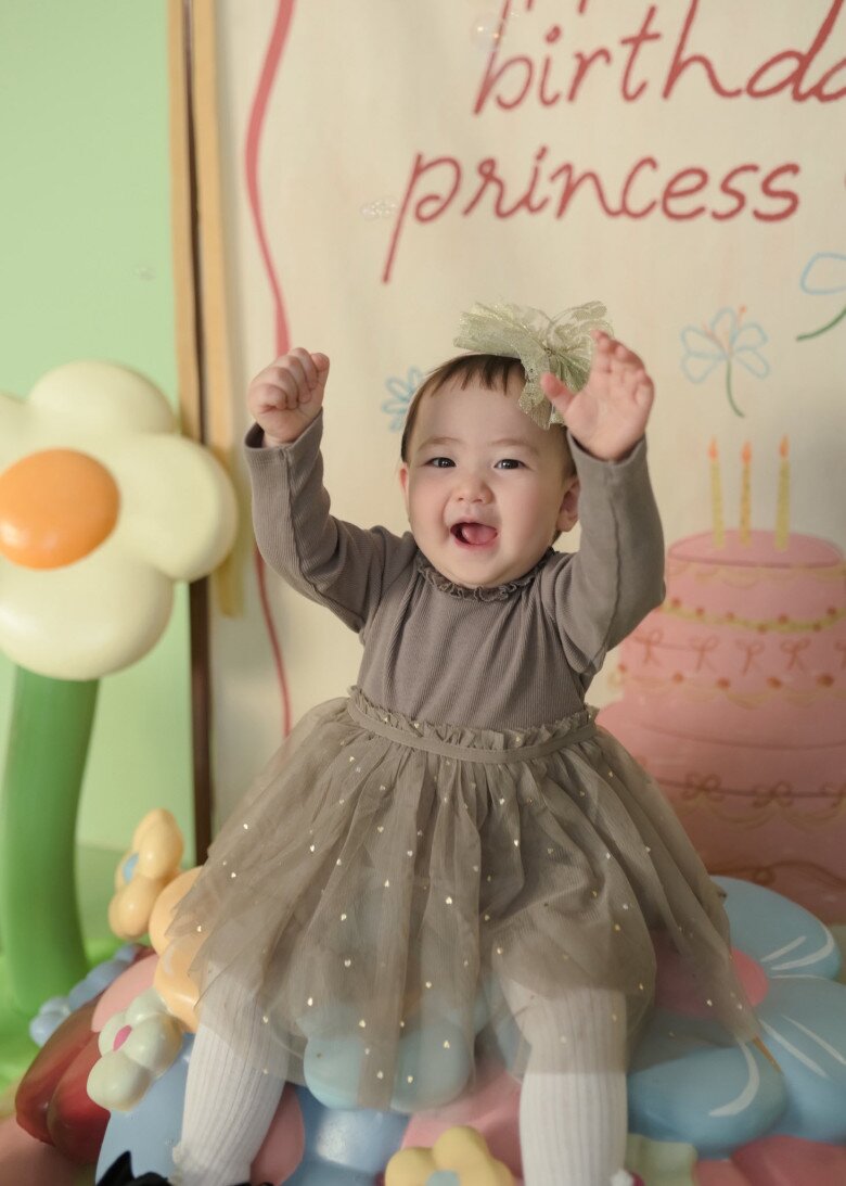 Á hậu Tú Anh làm tiệc thôi nôi cho con gái sinh với chồng thiếu gia, "tiểu công chúa" khiến BTV Thụy Vân xuýt xoa 2 Bé Mochi tròn 1 tuổi, ngoại hình xinh xắn.