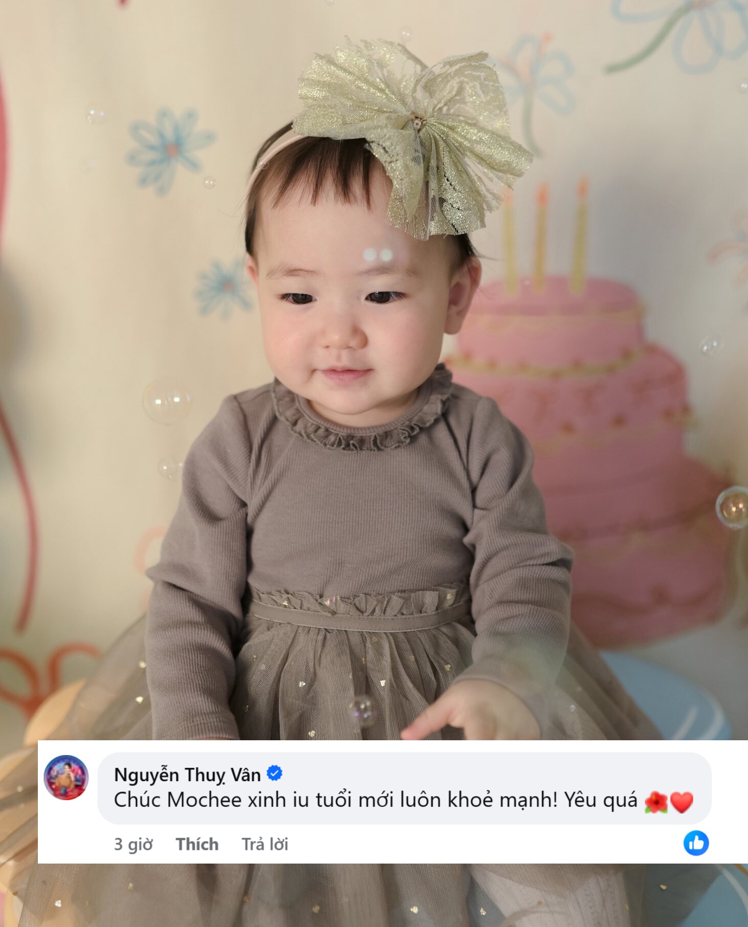 Á hậu Tú Anh làm tiệc thôi nôi cho con gái sinh với chồng thiếu gia, "tiểu công chúa" khiến BTV Thụy Vân xuýt xoa 3 BTV Thụy Vân xuýt xoa trước độ đáng yêu của nhóc tì.